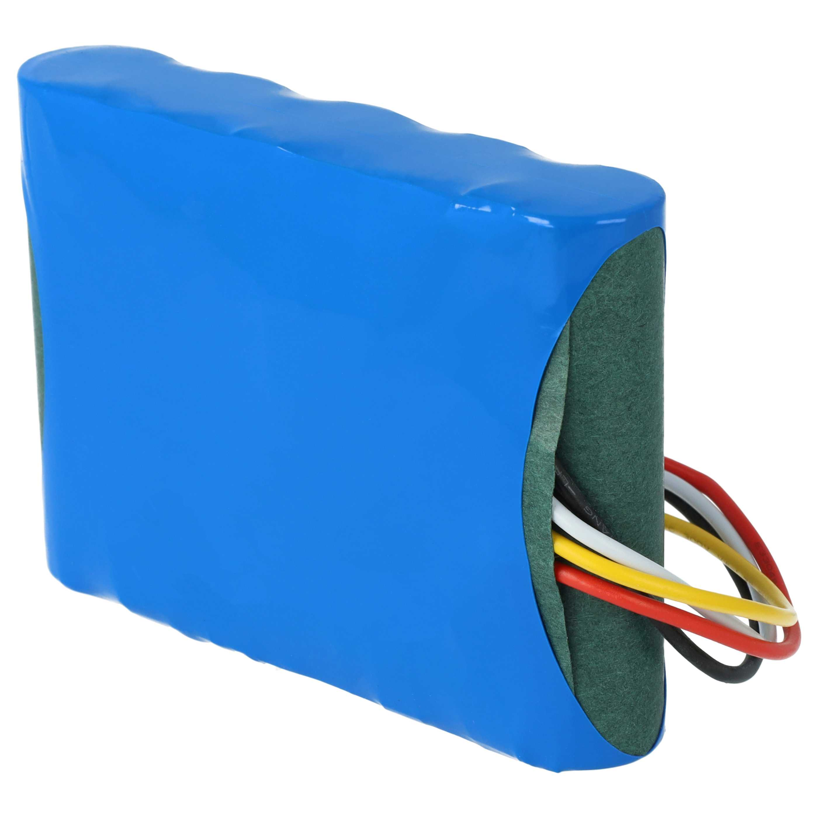 Ein blauer Akku mit freiliegenden Drähten. Der Akku ist in blauem Kunststoff verpackt, mit grünem Material an der Seite.