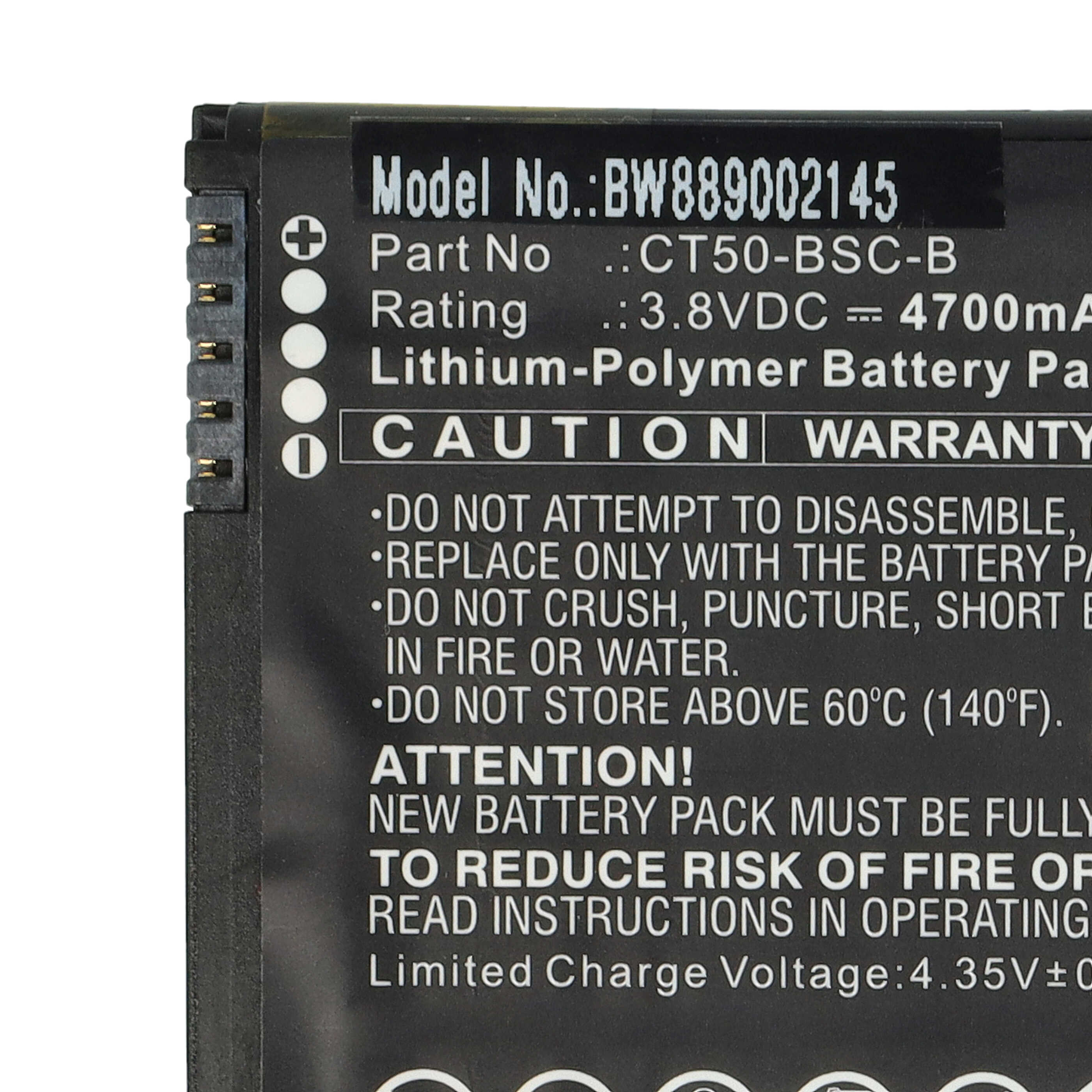 Nahaufnahme eines Batterieetiketts. Text umfasst Modell, Teilenummer, Spannung und Sicherheitshinweise in Weiß auf schwarzem Grund.