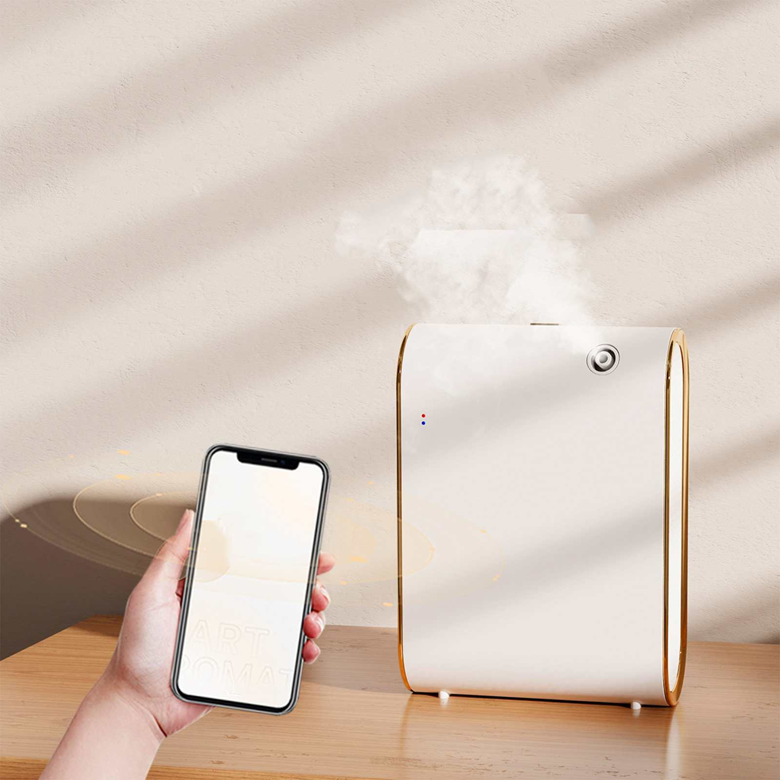 Eine Hand hält ein Telefon in der Nähe eines weißen Luftreinigers mit goldenen Akzenten. Dampf kommt heraus. Der Hintergrund ist beige.