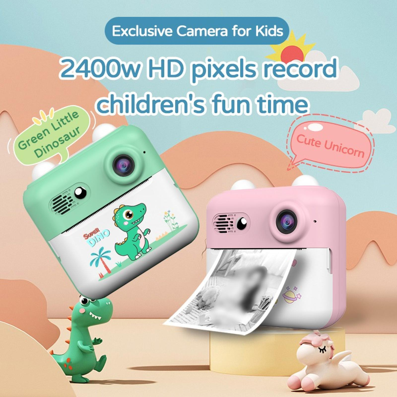 Das Bild zeigt zwei Spielzeugkameras, grün und rosa, mit Text, der die Funktionen der Kinderkamera angibt. Kleine Dinosaurier- und Einhornspielzeuge sind ebenfalls vorhanden.