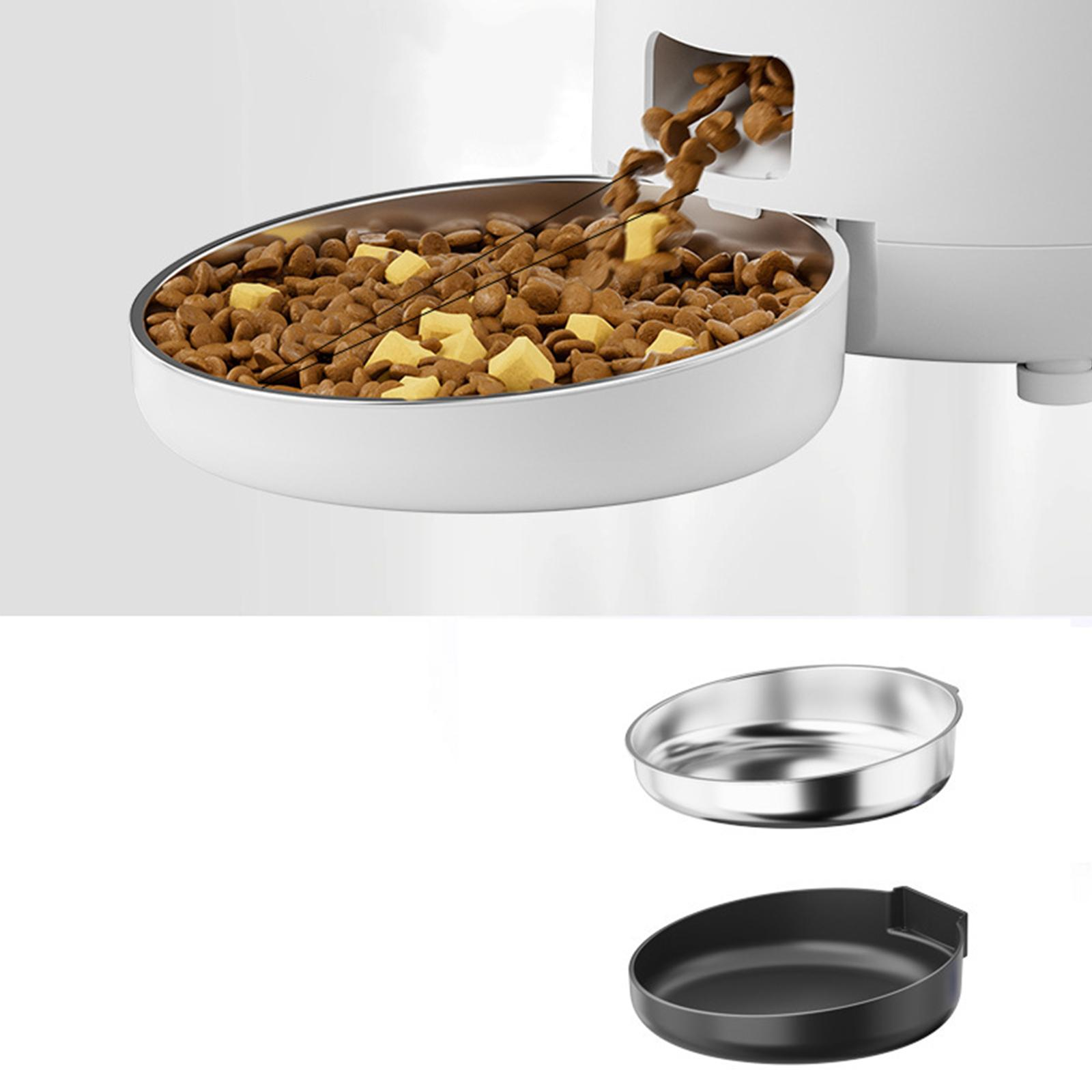 Weißer Tierfutterspender. Futter wird in eine Edelstahlschale gefüllt. Darunter sind zwei Schalen, eine aus Stahl und eine schwarz.