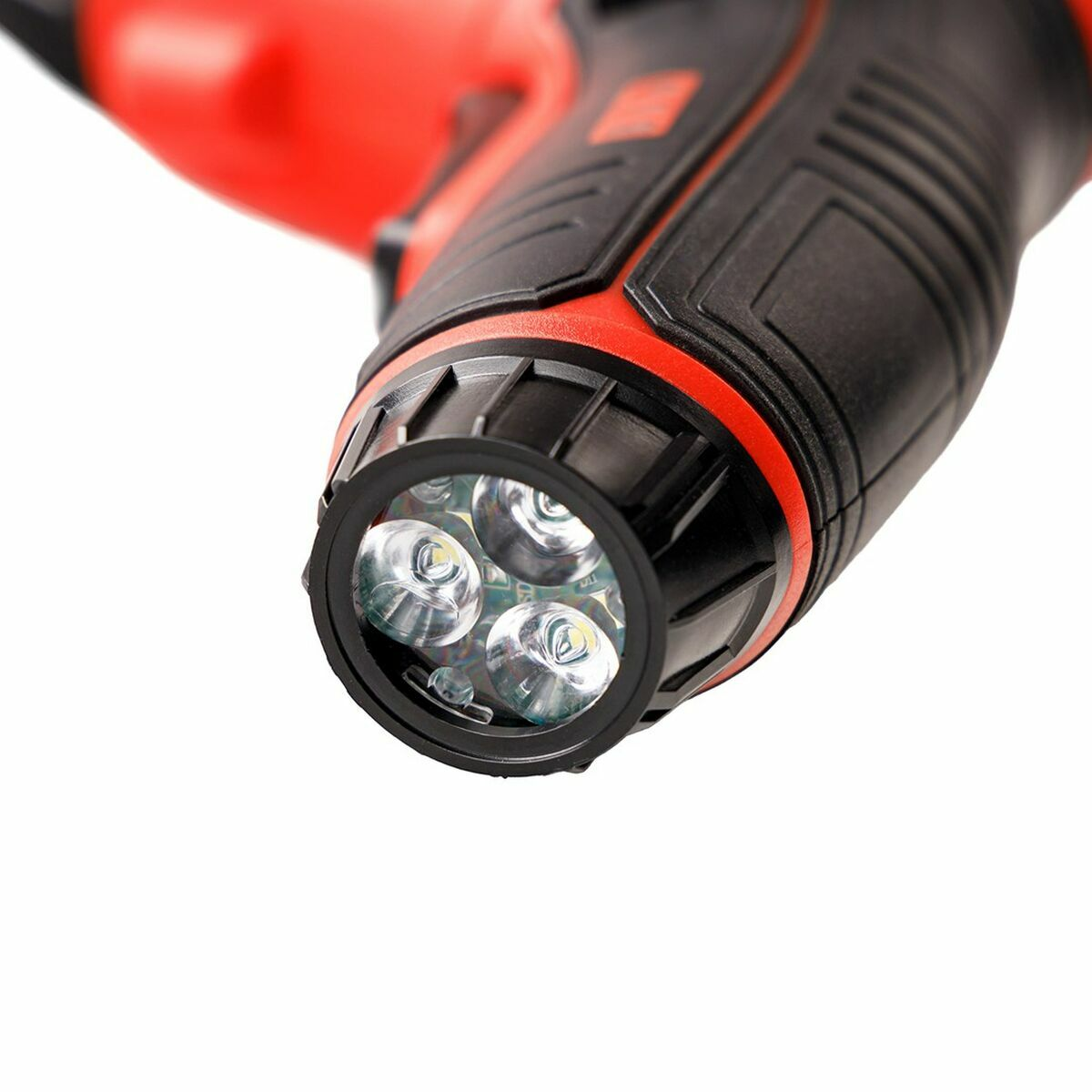 Nahaufnahme einer schwarz-roten Taschenlampe. Die Taschenlampe hat drei helle LED-Leuchten vorne.