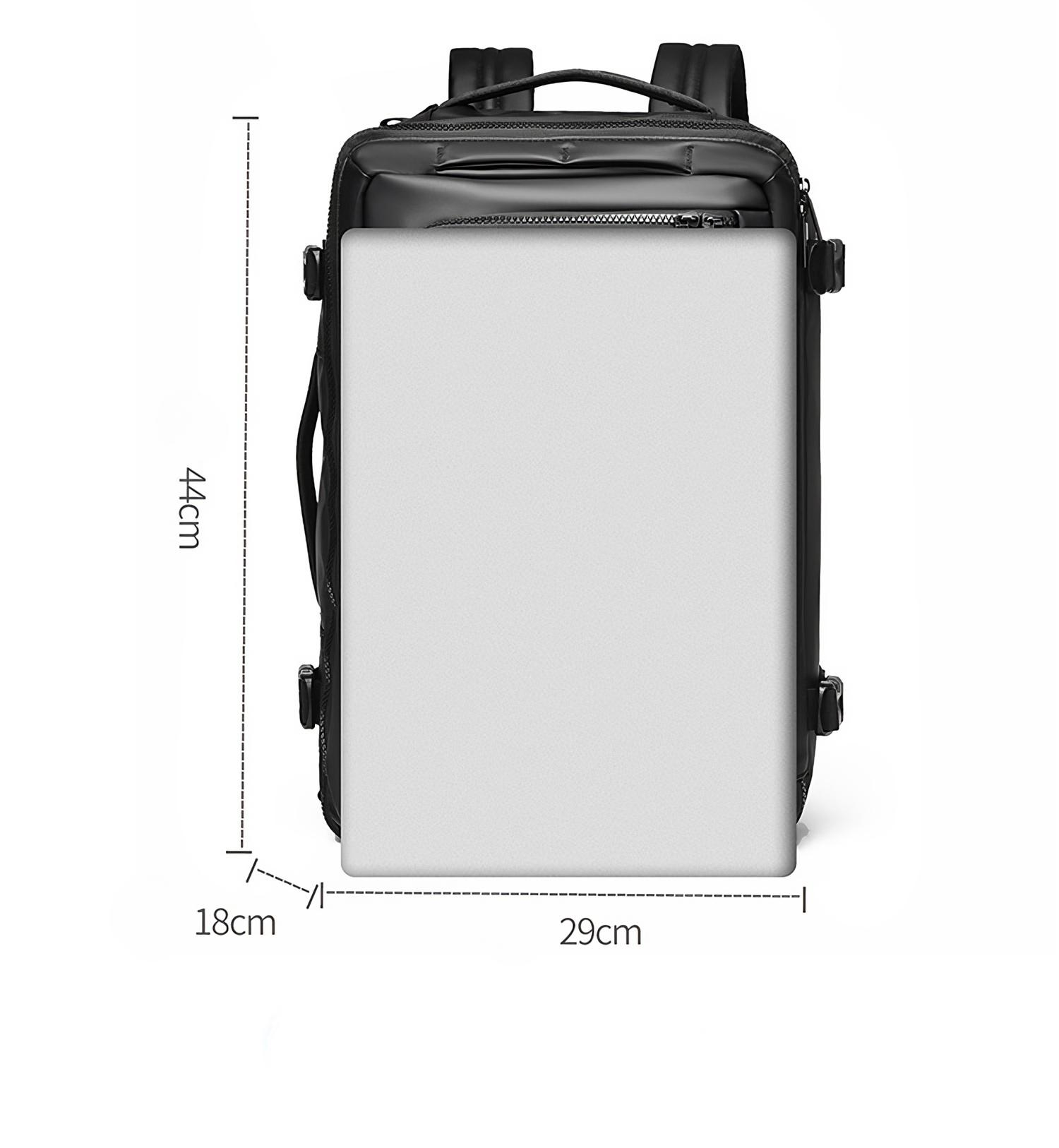 Schwarzer Rucksack mit grauem Laptop. Maße: 44 cm hoch, 29 cm breit und 18 cm tief. Weißer Hintergrund.