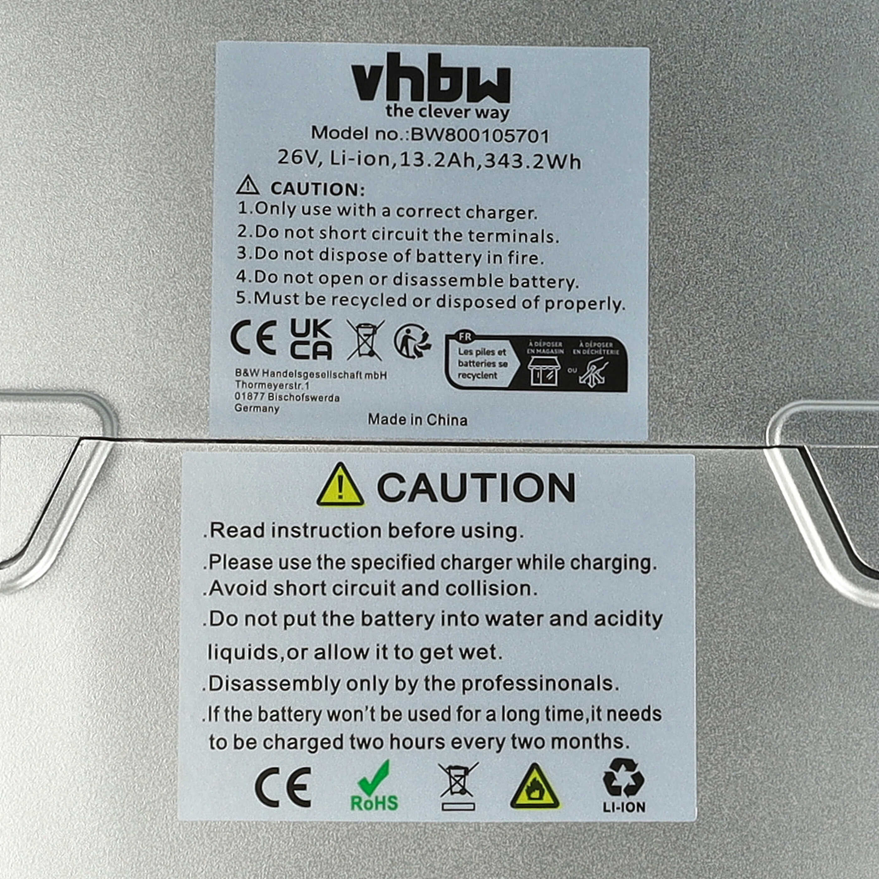 Eine Batterie mit Warnhinweisen und Spezifikationen befindet sich auf einer Oberfläche. Es hat ein Vorsichtsetikett und Recyclingsymbole.