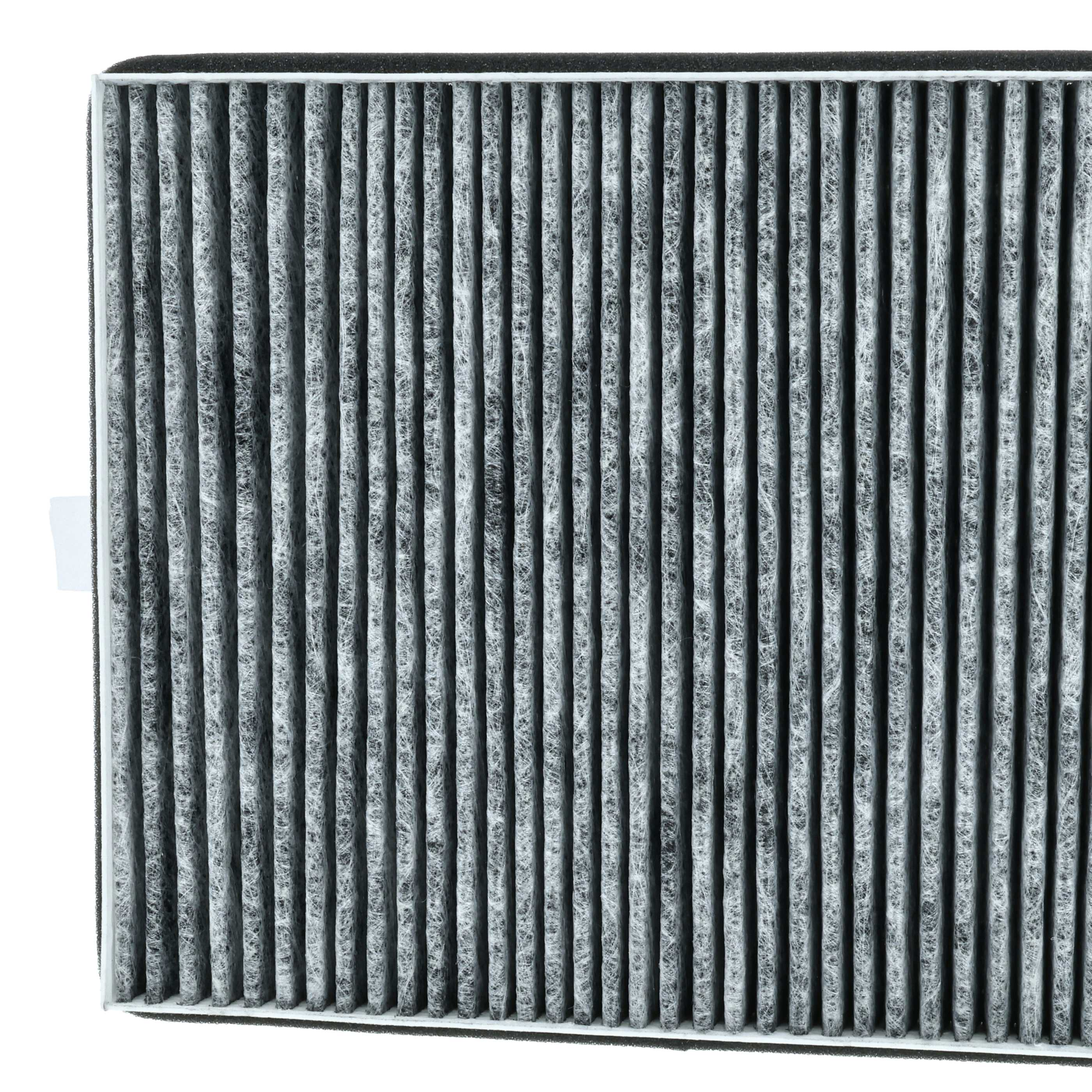 Nahaufnahme eines Autoluftfilters. Es hat vertikales, graues, plissiertes Filtermaterial. Der Rahmen ist weiß und schwarz.