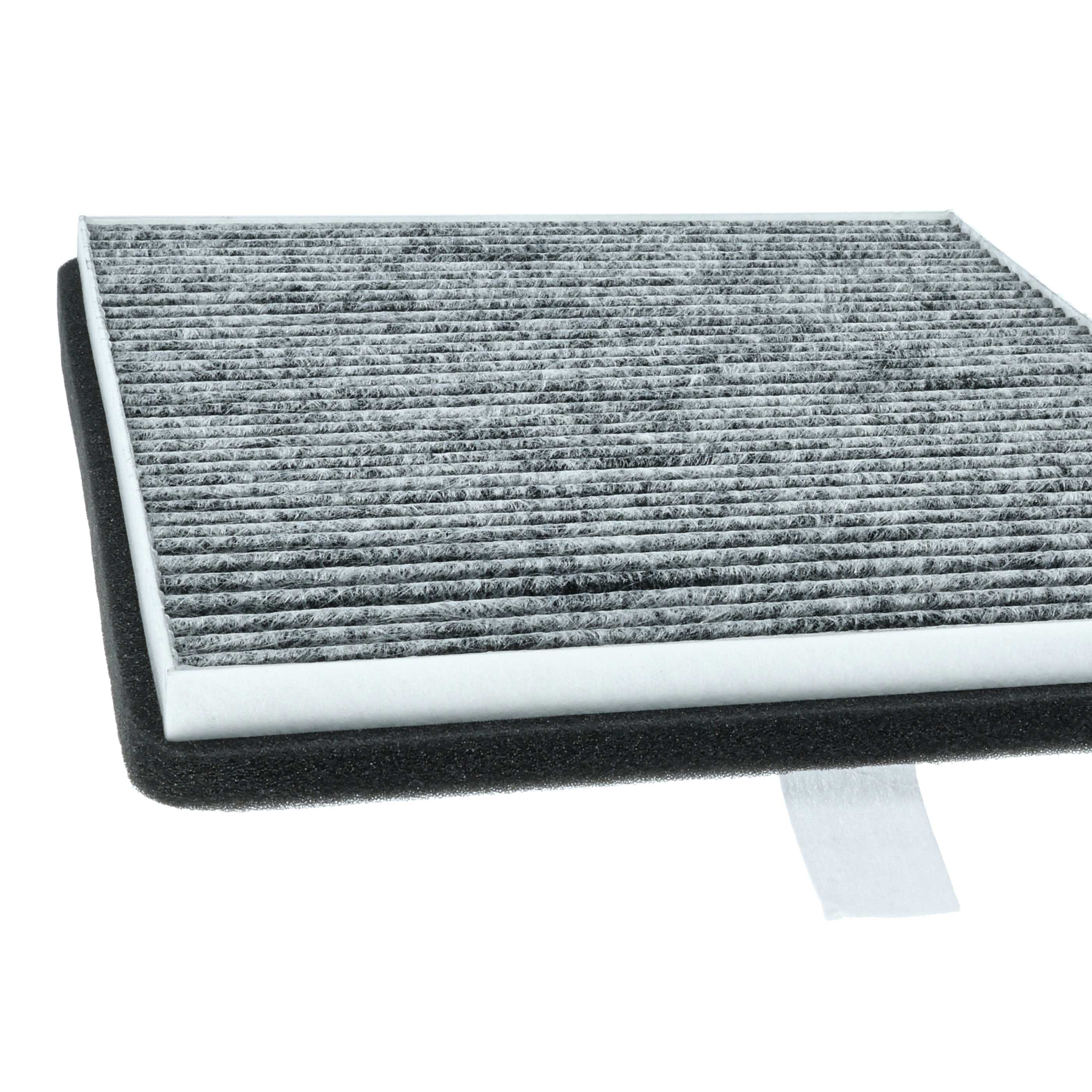Ein rechteckiger Luftfilter mit grauem Filterelement, schwarzem Schaumstoffrand und weißer Zuglasche auf weißem Hintergrund.