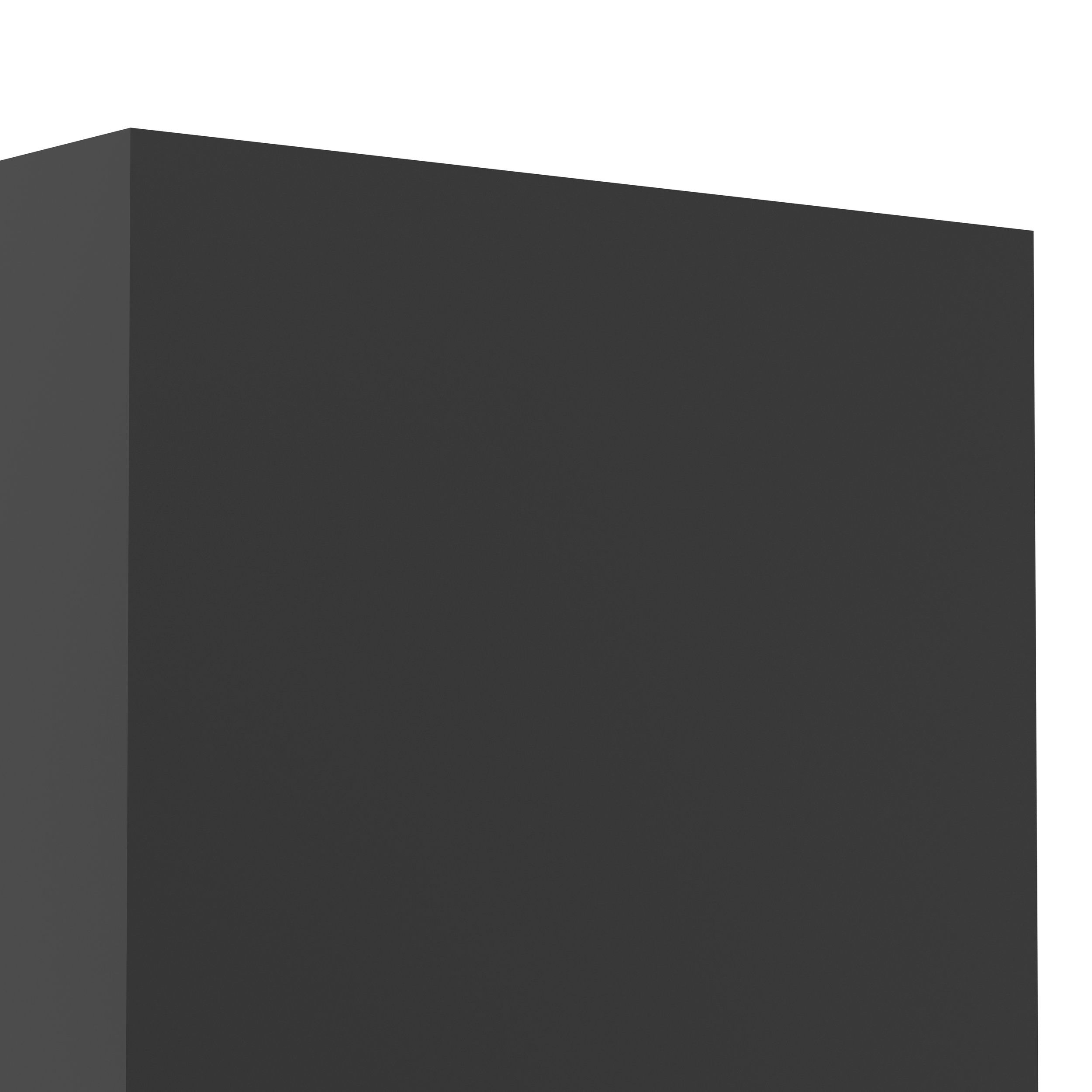 Un coin gris foncé d'un mur est vu sur un fond blanc, créant un contraste.