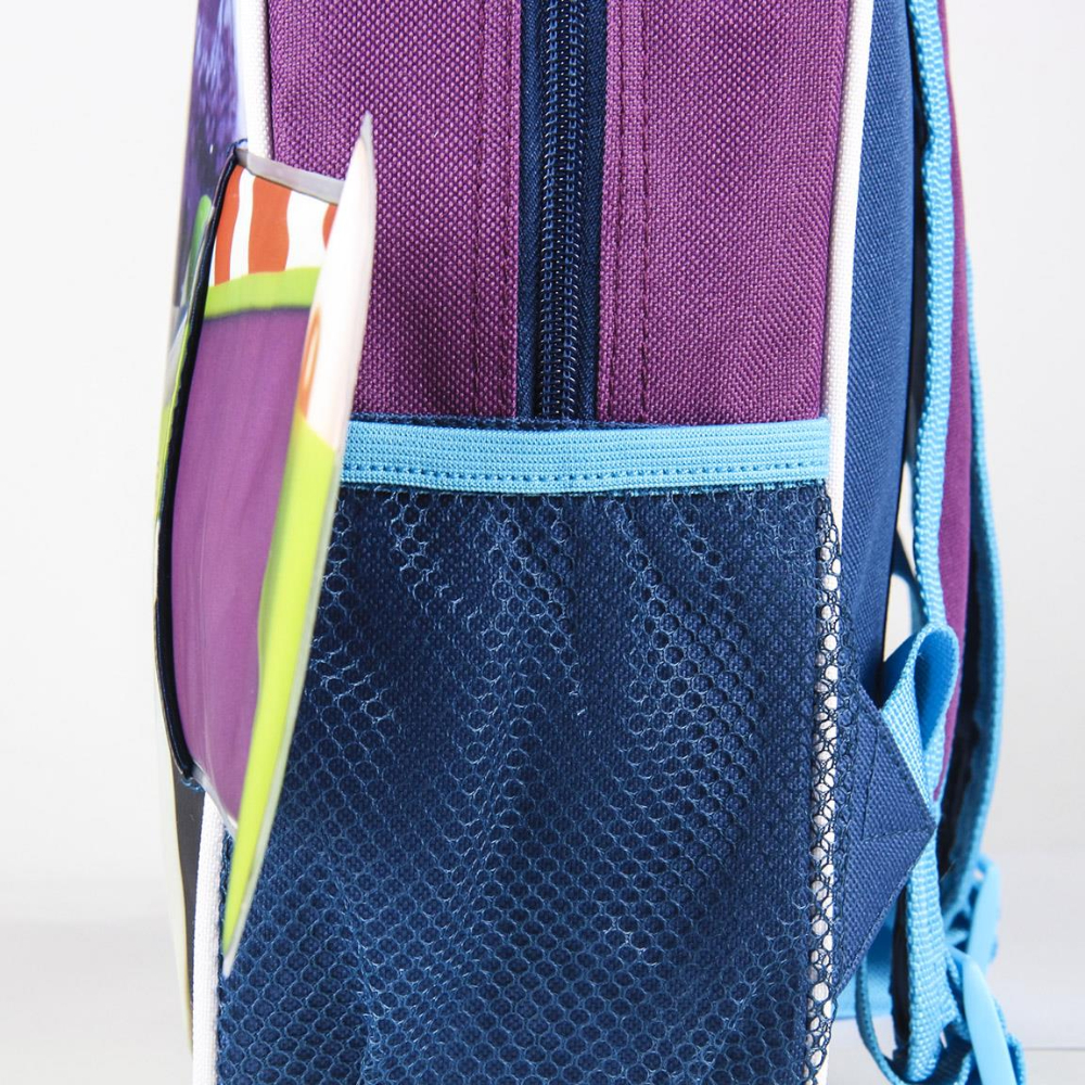 Mochila morada y azul con un bolsillo lateral de malla y cremallera. Una etiqueta colorida está en el bolsillo lateral.