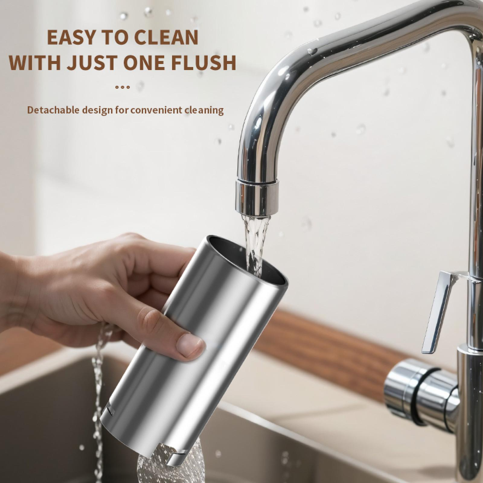 Eine Hand hält einen silbernen Zylinder unter einem Wasserhahn, Wasser spült ihn. Text: 'Leicht zu reinigen mit nur einer Spülung'.