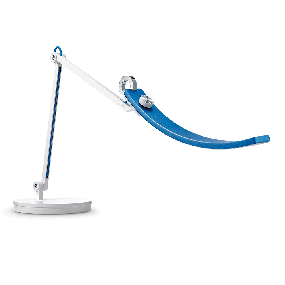 Lampada da scrivania moderna con componenti bianchi e blu. Ha un emettitore di luce blu curvo. Lo sfondo è bianco.