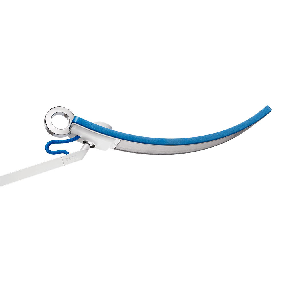 Una lampada da scrivania curva con la parte superiore blu e inferiore argentata, collegata a un braccio bianco. Ha un anello argentato e un cavo blu.