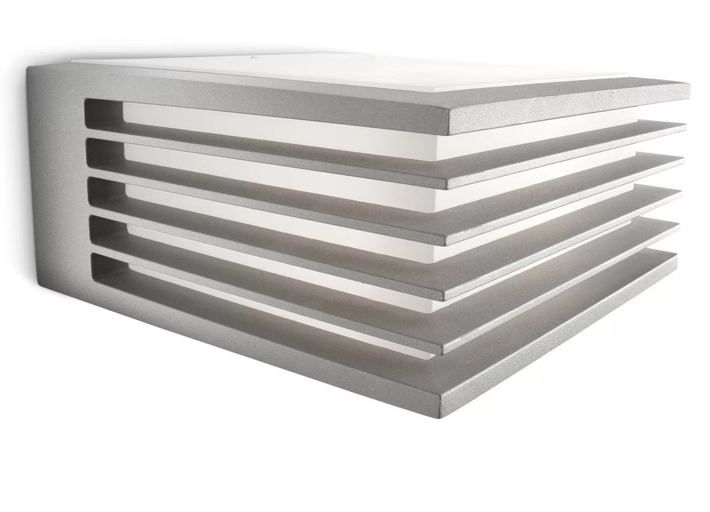 Silberne Wandleuchte mit horizontalen Lamellen und Schichtdesign. Zwischen den Lamellen ist weißes Licht auf weißem Hintergrund zu sehen.