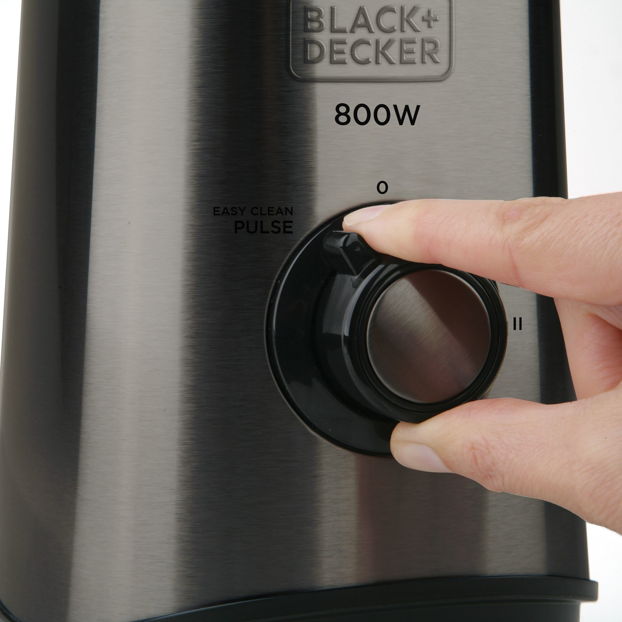Dłoń obraca pokrętło blendera. Blender jest metalowy z napisem 'BLACK+DECKER'. Pokrętło ma oznaczenia '800W', '0' i 'II'.