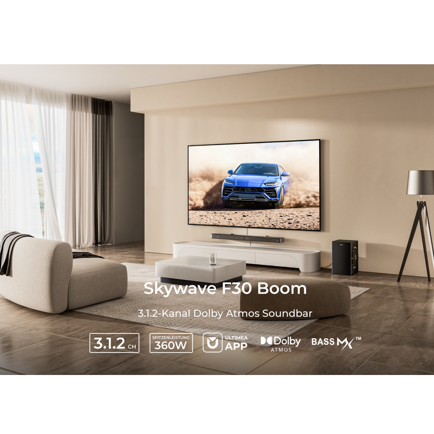 Wohnzimmer mit TV mit blauem Auto, Sofa, Soundbar und Subwoofer. Text: Skywave F30 Boom, 3.1.2-Kanal Dolby Atmos Soundbar.