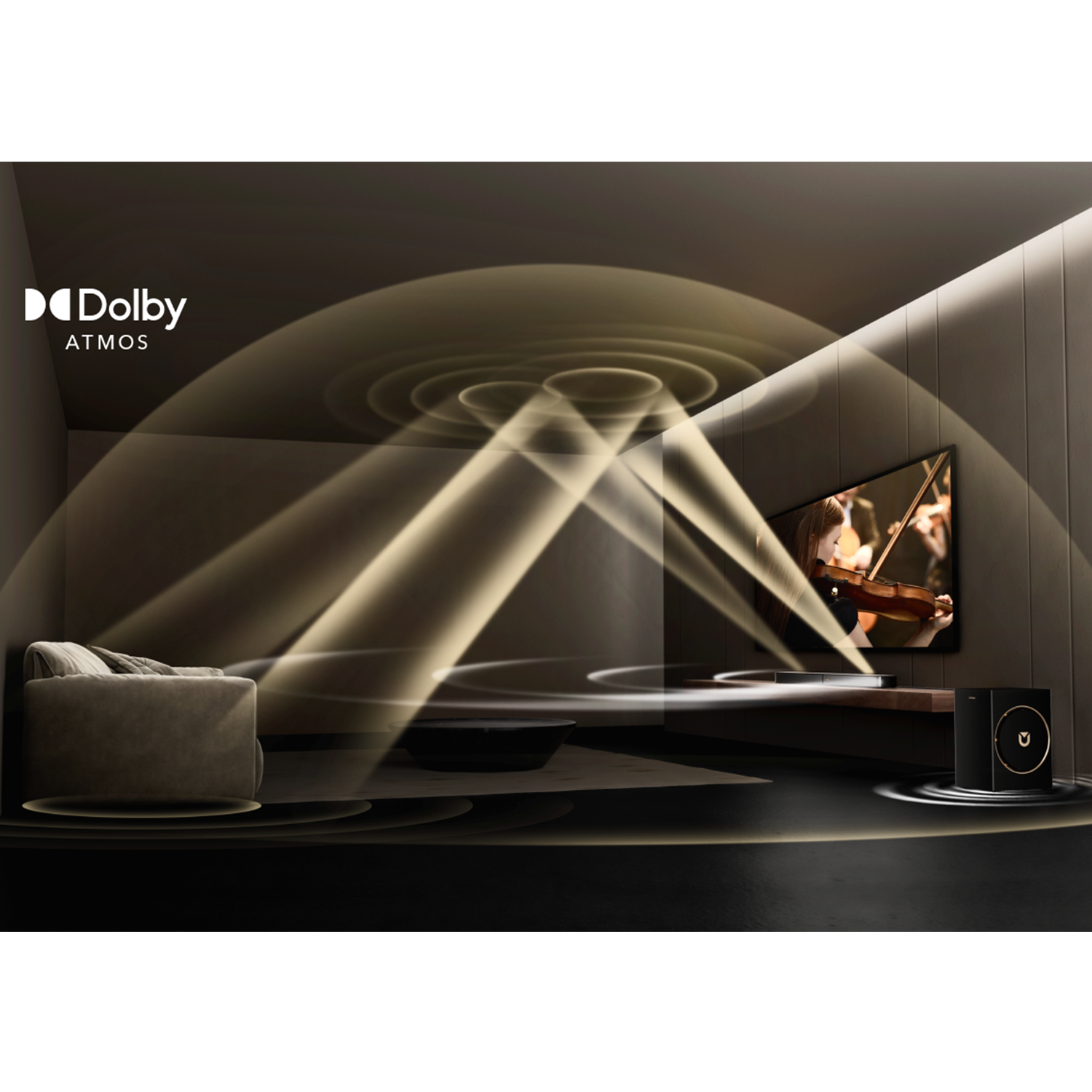 Salon pokazuje telewizor odtwarzający koncert skrzypcowy z falami dźwiękowymi. Jest głośnik, sofa i logo Dolby Atmos.