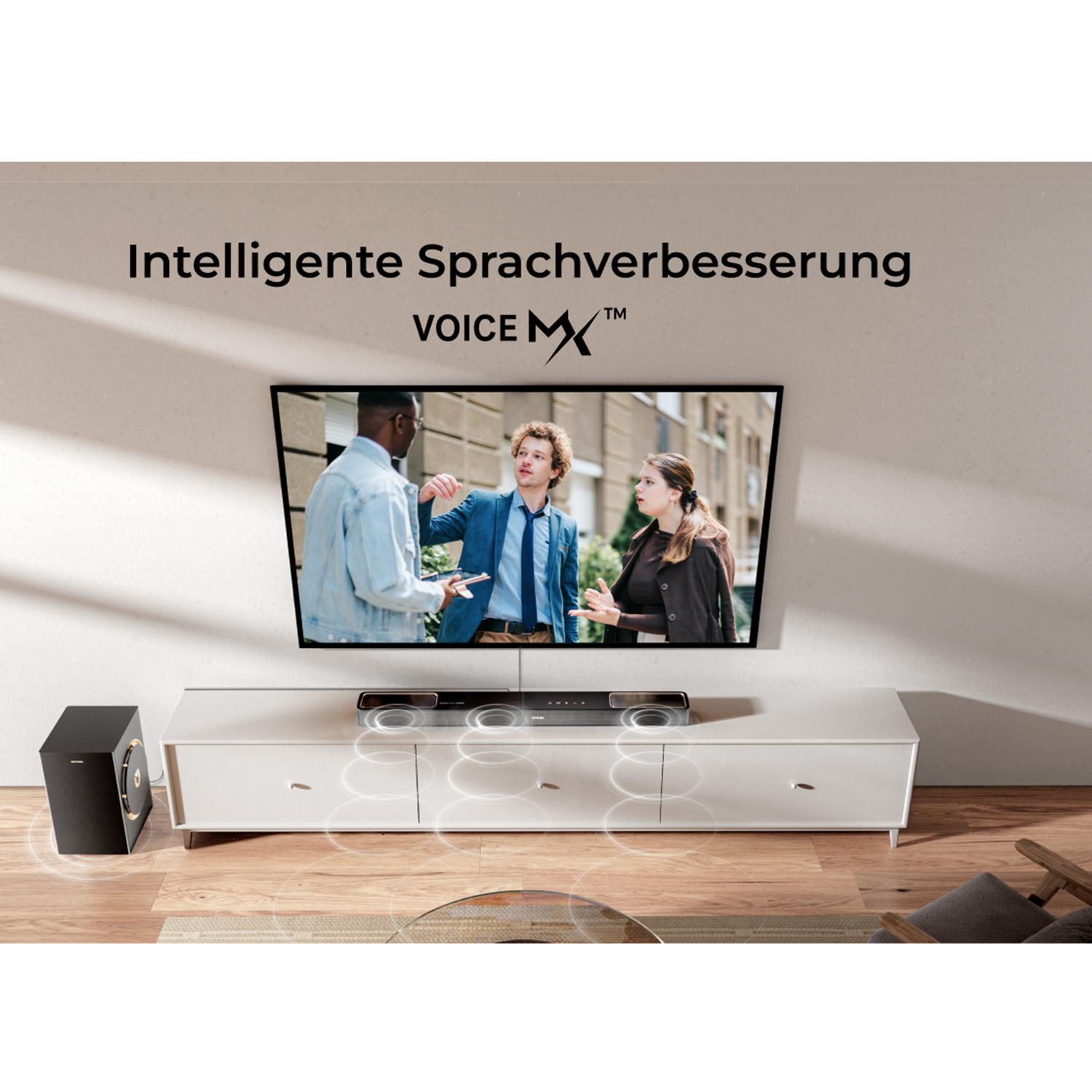 Ein Fernseher zeigt drei Personen. Darunter befinden sich eine Soundbar, ein Subwoofer und ein weißer Schrank. Der Text lautet 'Voice MX'.