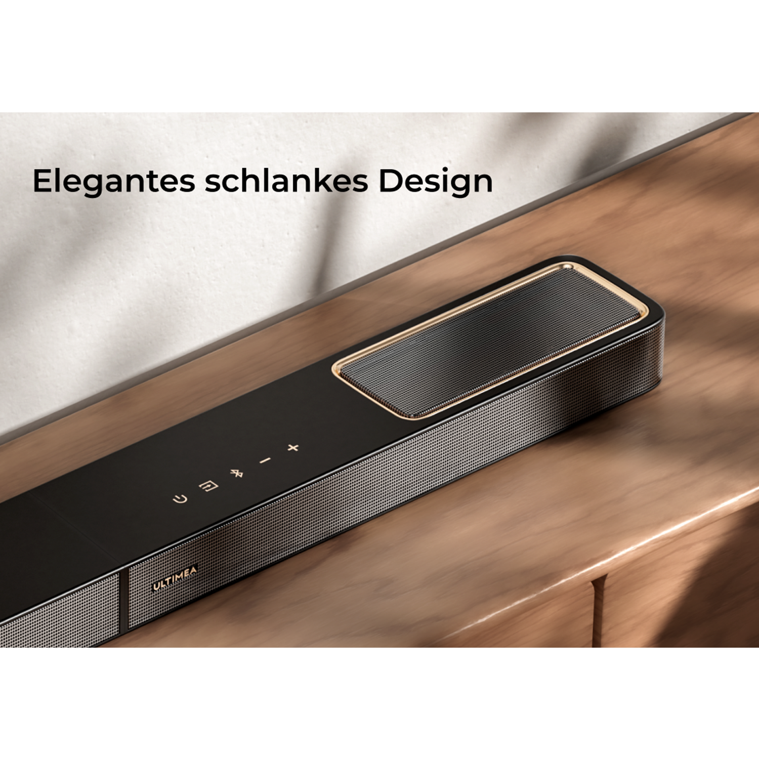 Czarny soundbar ze złotymi akcentami na drewnianej powierzchni. Posiada przyciski sterowania i markę 'ULTIMEA'.