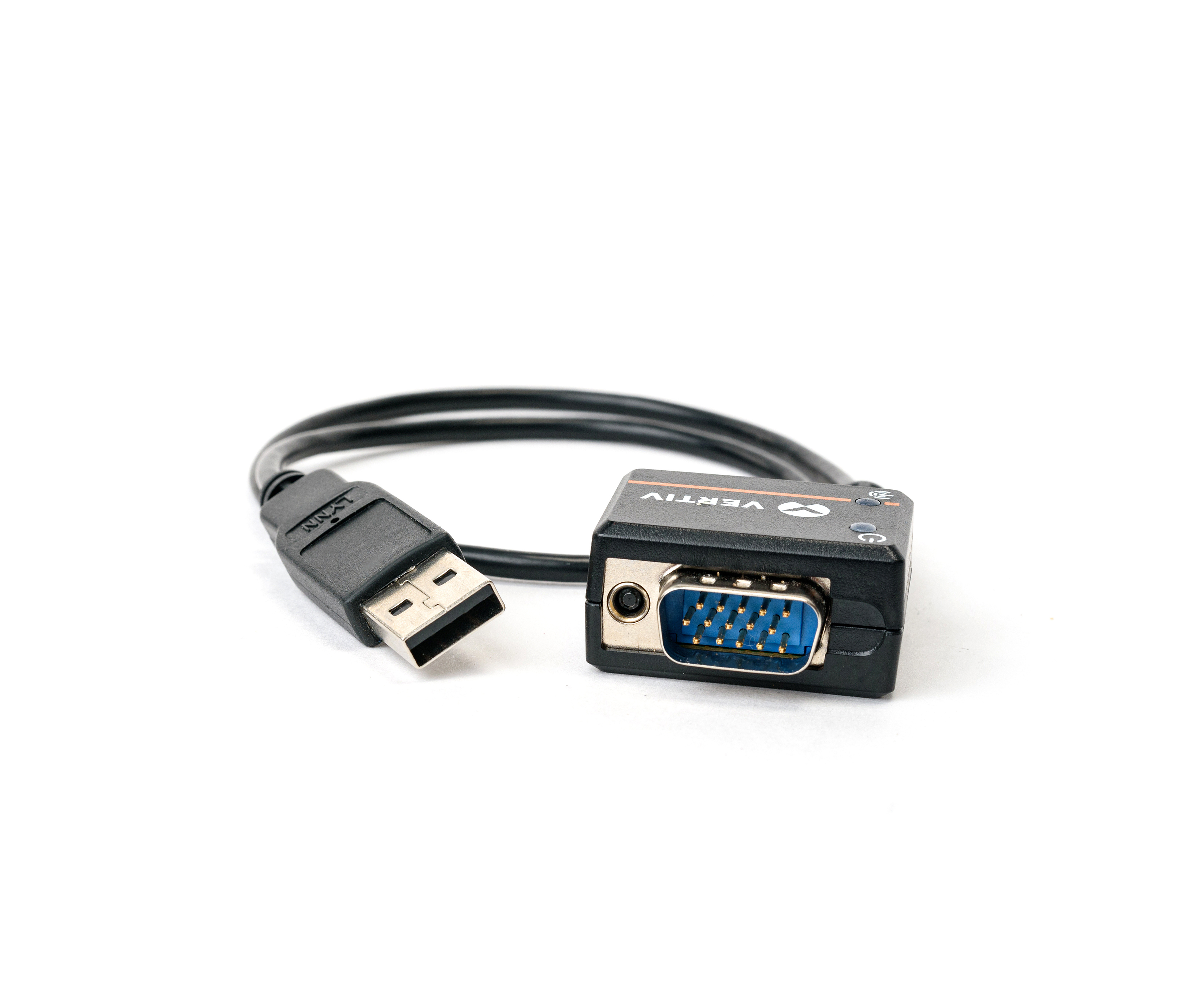 Un cavo adattatore da USB a VGA su una superficie bianca. Il cavo è nero, con un connettore USB e una porta VGA.