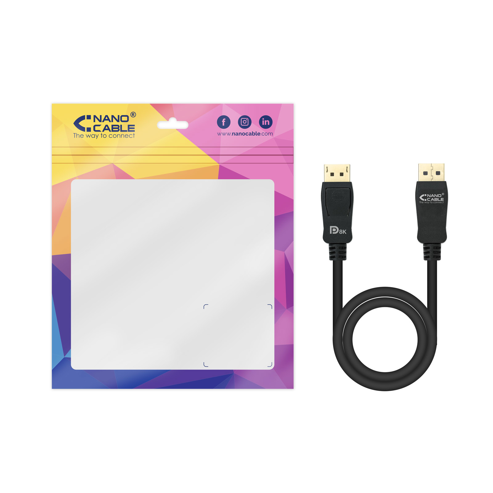 Een zwarte displaykabel is opgerold naast een plastic zakje. De zak heeft een logo en social media-iconen. Witte achtergrond.