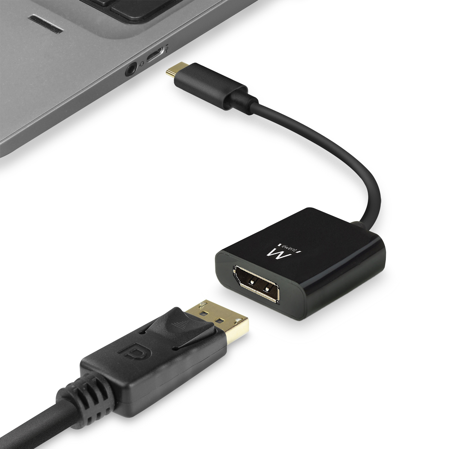 Un adattatore nero con connettore USB-C collegato a un laptop. Un cavo DisplayPort è collegato all'adattatore. Sfondo bianco.