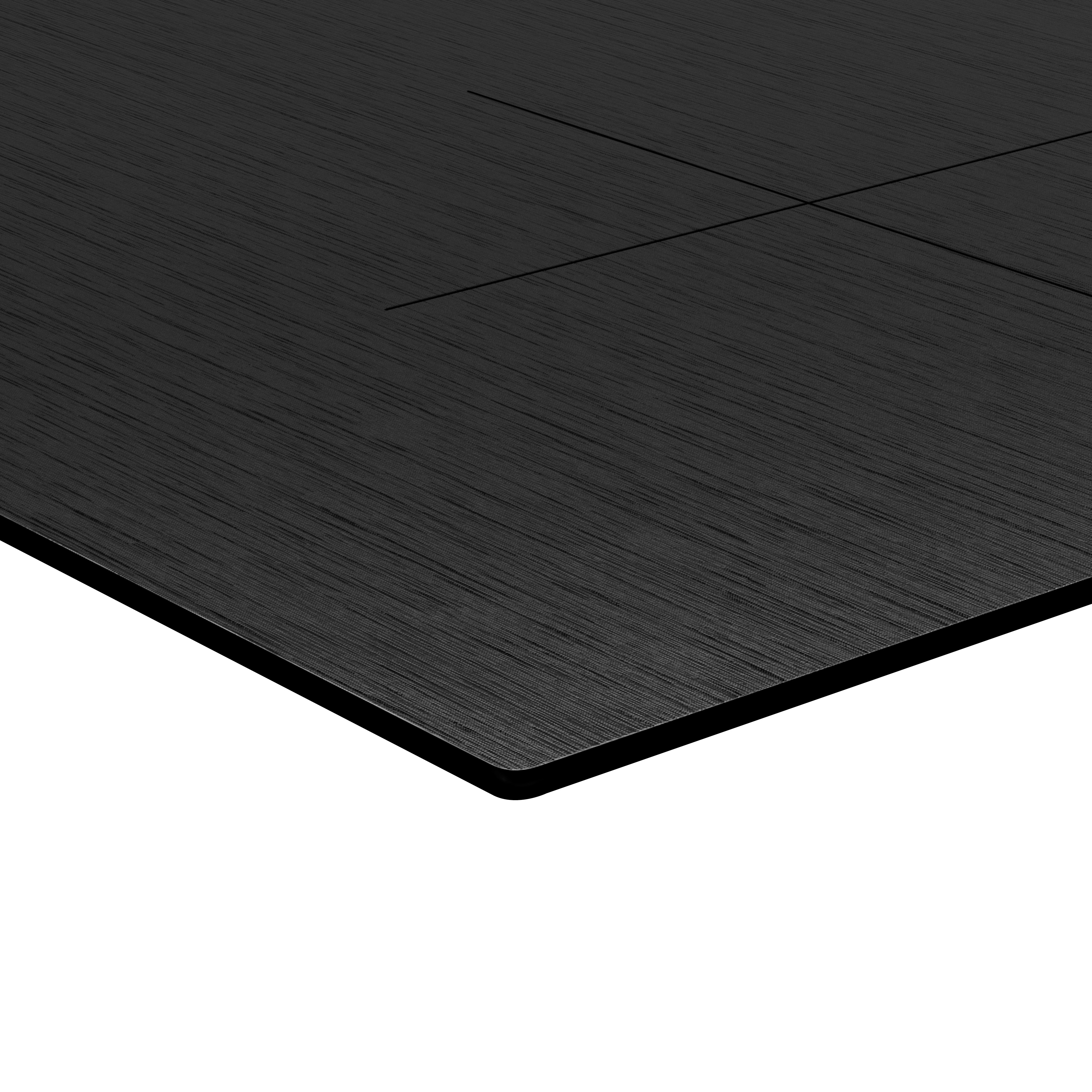 Close-up van een zwart, getextureerd oppervlak met kruisvormige markeringen. Het oppervlak heeft een geborsteld metalen uiterlijk.