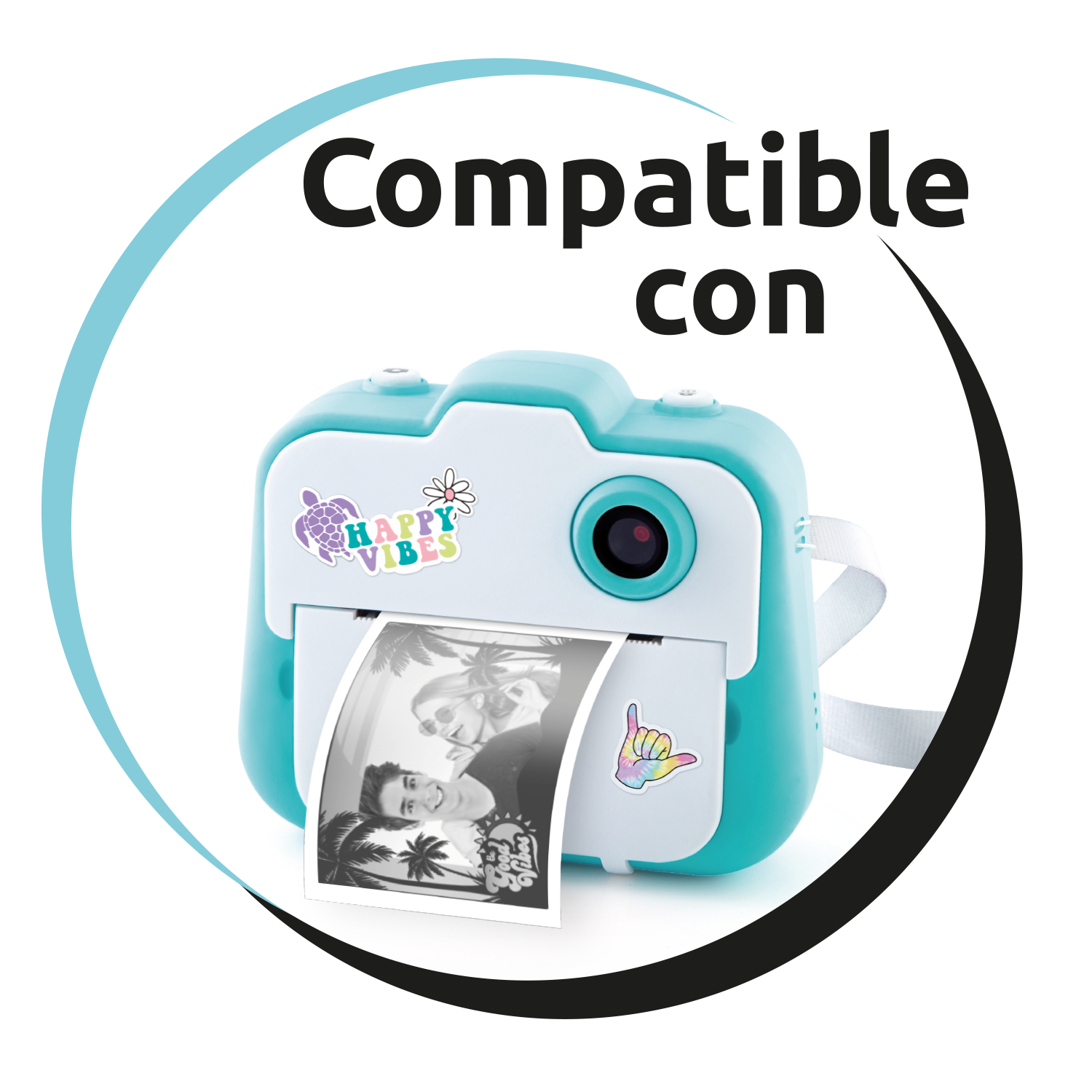Turkusowo-biały aparat natychmiastowy drukujący czarno-białe zdjęcie. Aparat ma naklejki i jest otoczony niebieskim i czarnym łukiem.