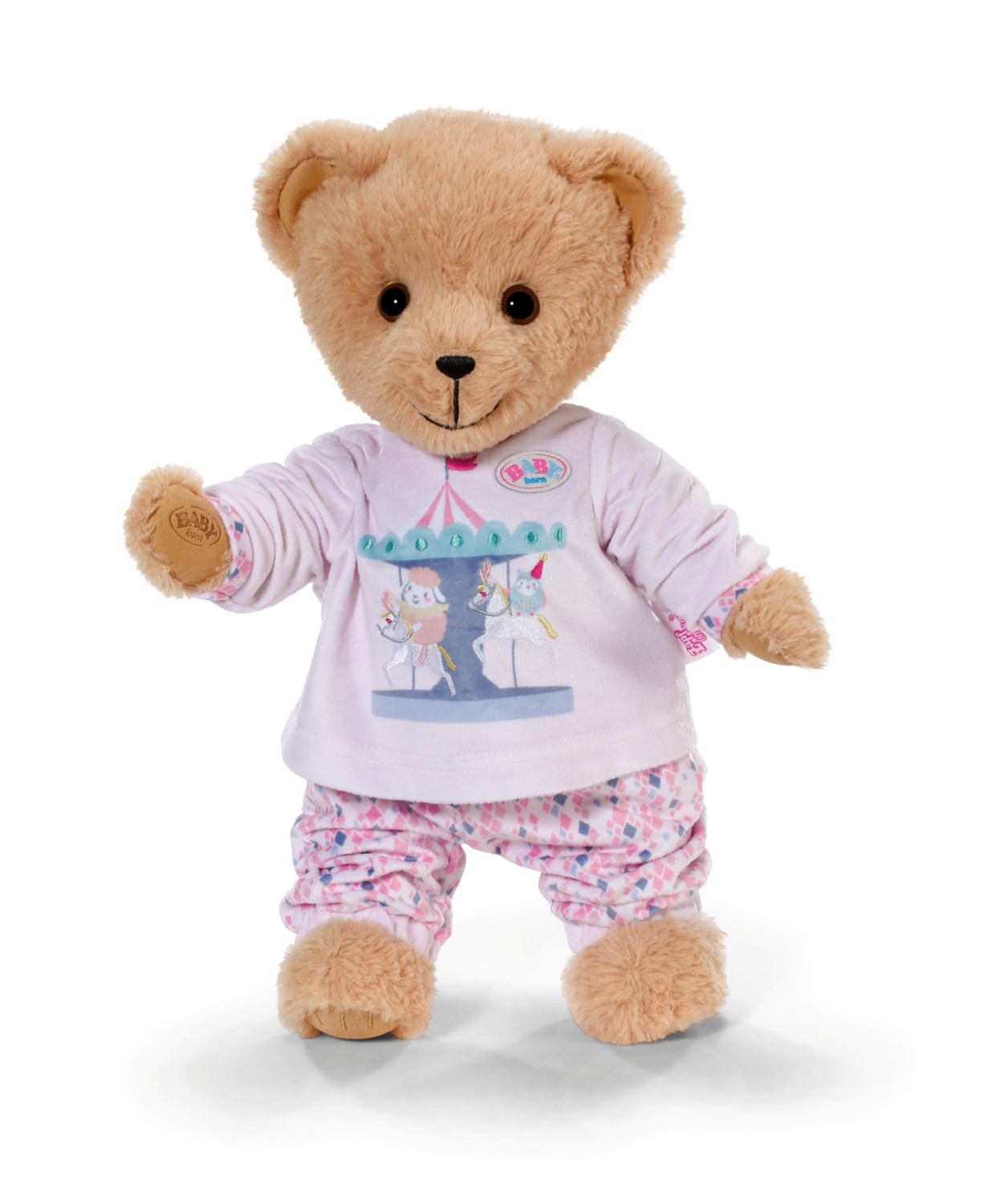 Un orsacchiotto di peluche con un pigiama. Il pigiama è rosa e bianco con un disegno a giostra sulla maglietta e motivi a diamante sui pantaloni.