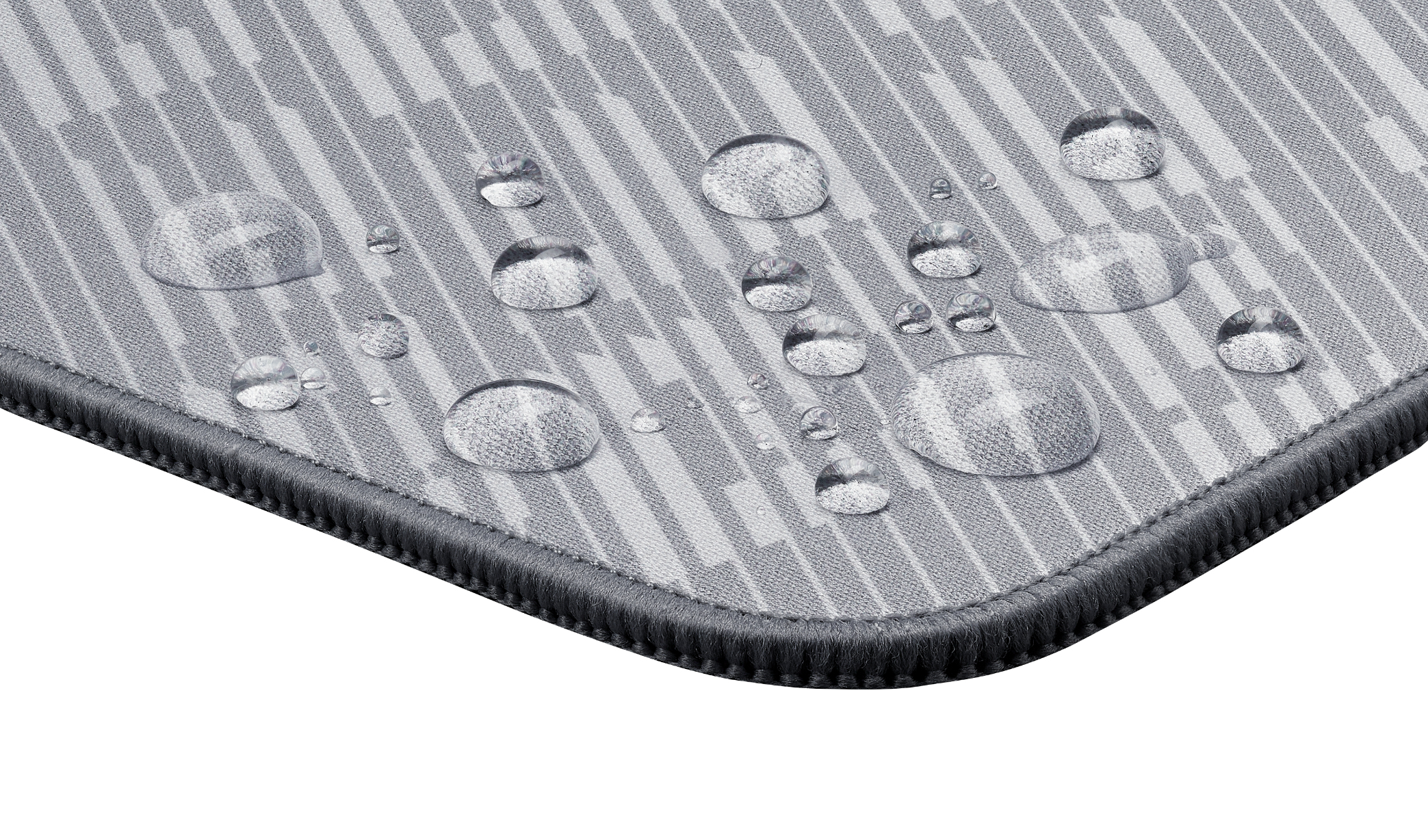 Zbliżenie szarej powierzchni materiału z kroplami wody. Tkanina ma wzór w paski i ciemnoszarą obwódkę. Białe tło.