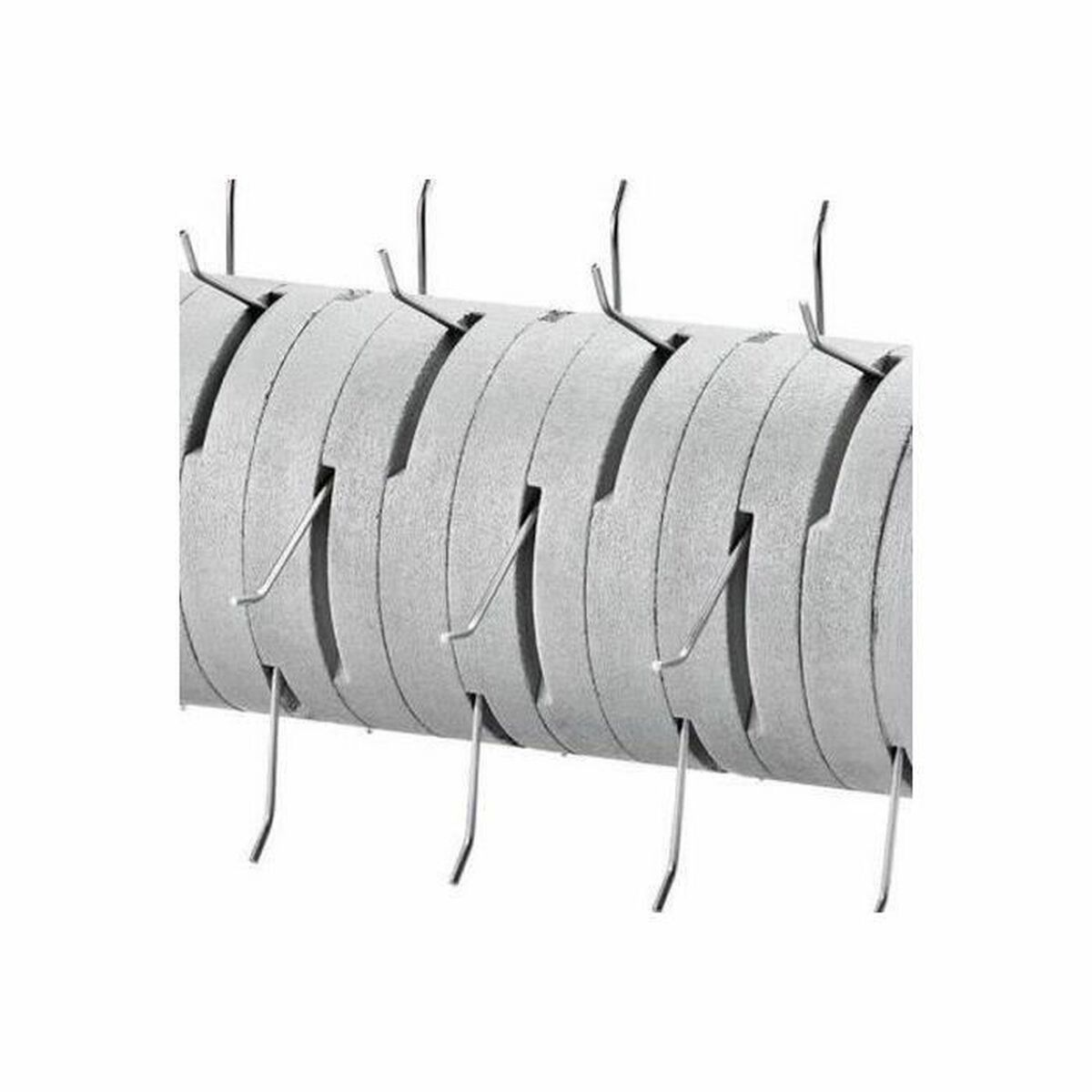 Zbliżenie rzędu szarych, okrągłych przedmiotów, każdy z metalowym haczykiem. Są równomiernie rozmieszczone na białym tle.