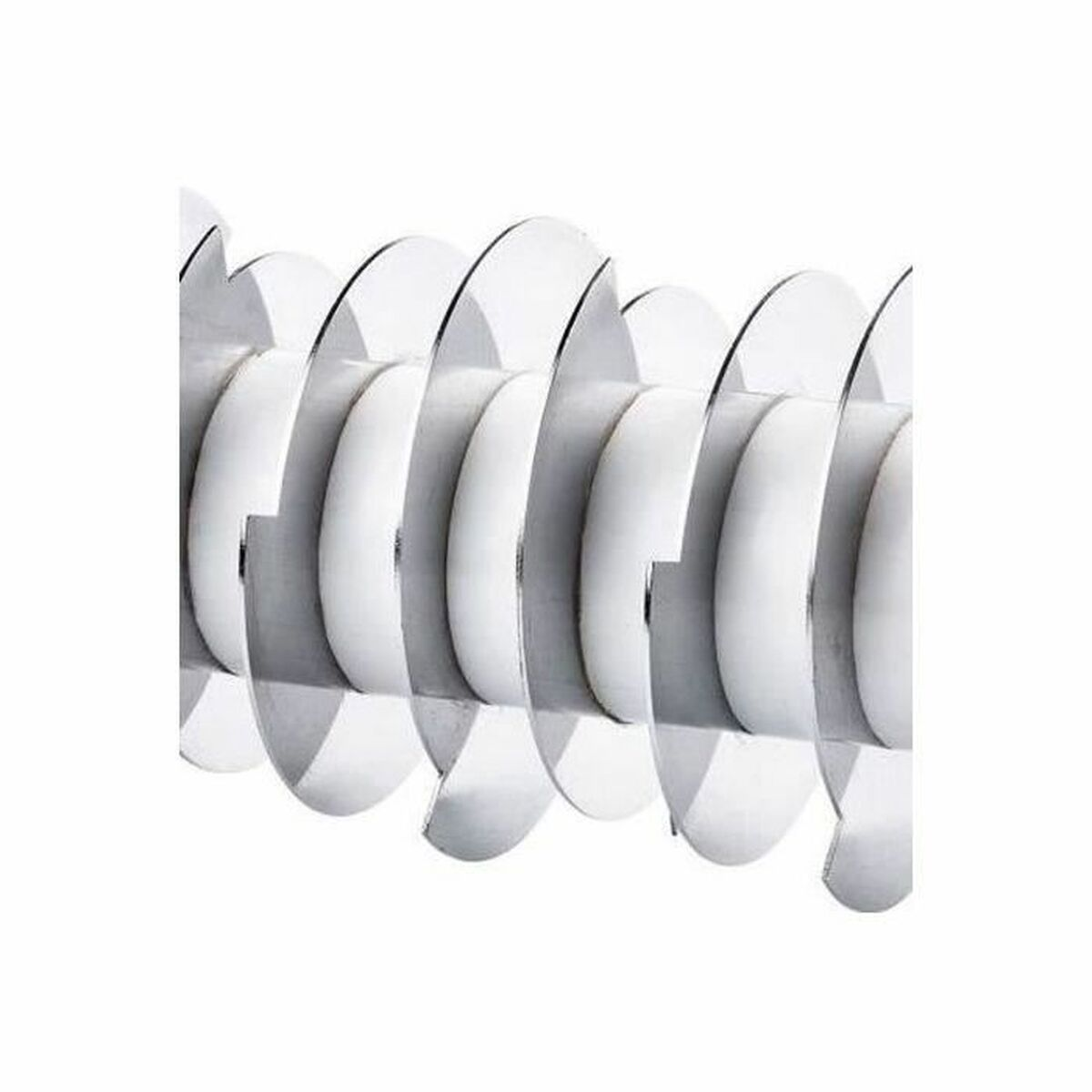 Zbliżenie metalowej spirali. Ma naprzemienne zaokrąglone i płaskie części. Metalowe powierzchnie odbijają światło.