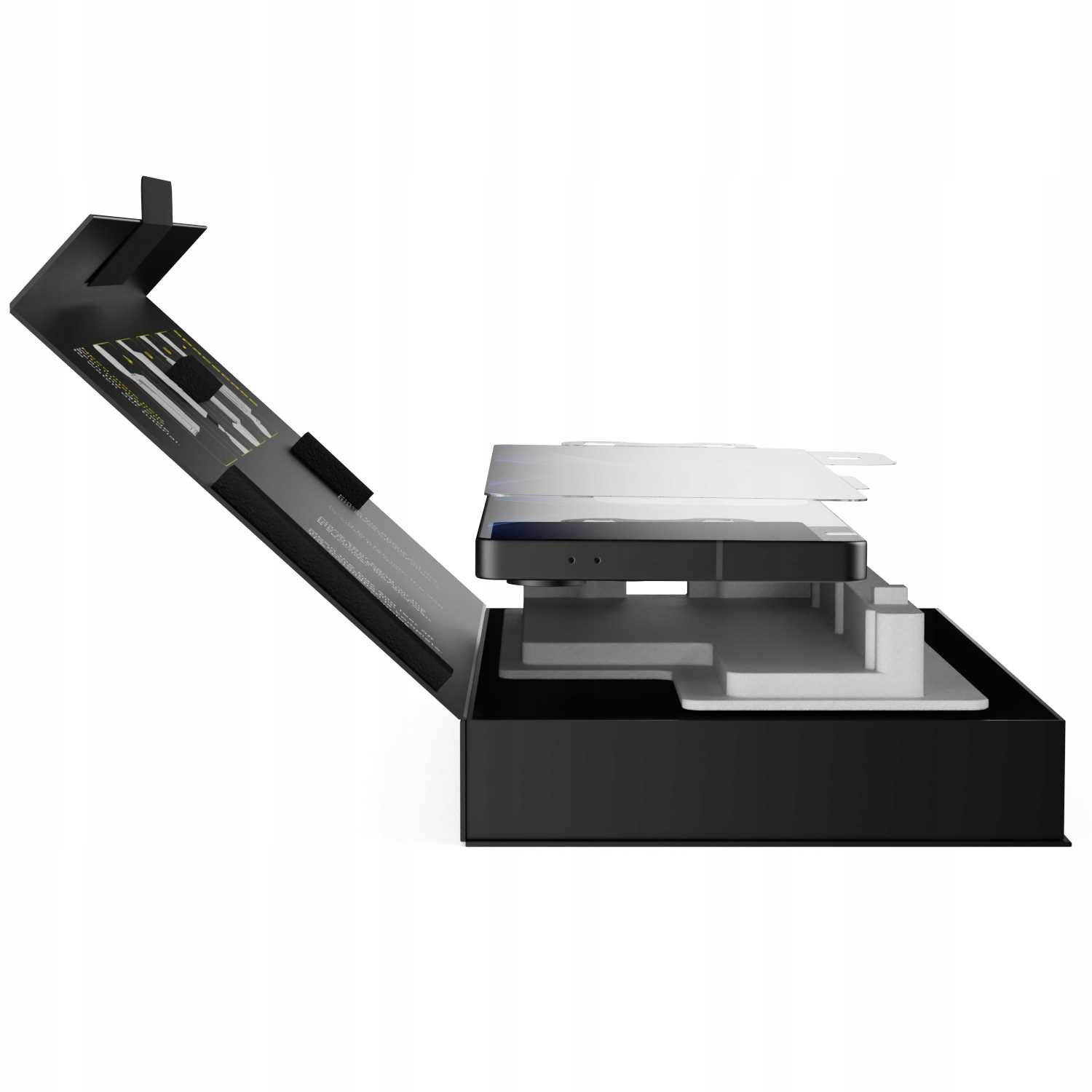 Czarny box, otwarty, ukazujący telefon i osłony ekranu. Na pokrywie instrukcje. Telefon leży na białym podparciu.