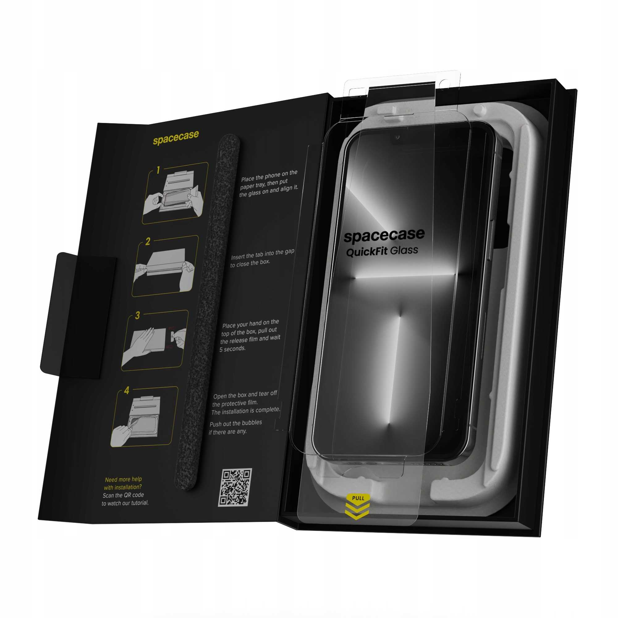 Pudełko z ochroną ekranu telefonu. Instrukcje po lewej stronie. Widoczny telefon, ochrona i pudełko. Etykieta głosi 'spacecase QuickFit Glass'.