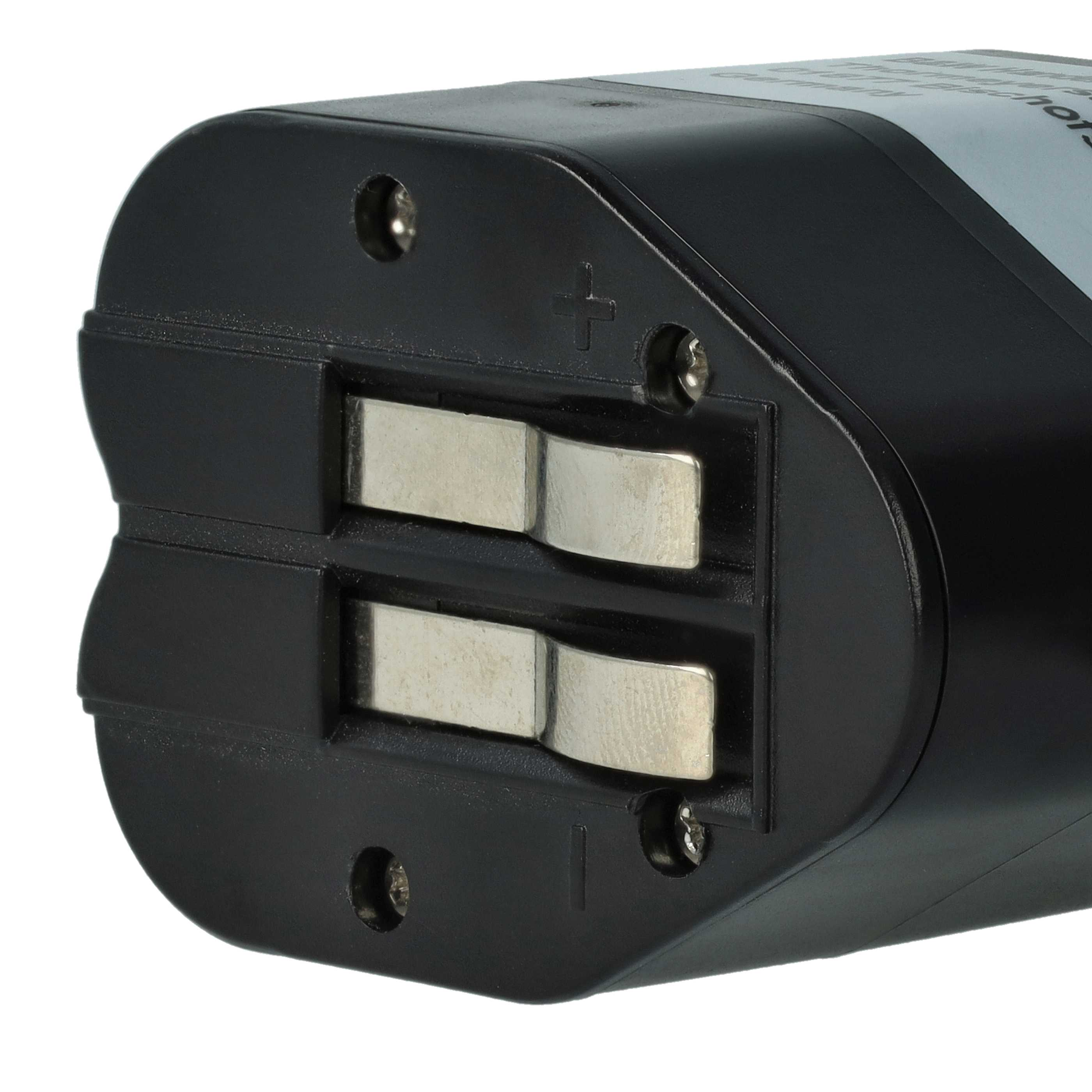 Ein schwarzes Batteriepack mit silbernen Metallkontakten und Schraubdetails vor weißem Hintergrund.