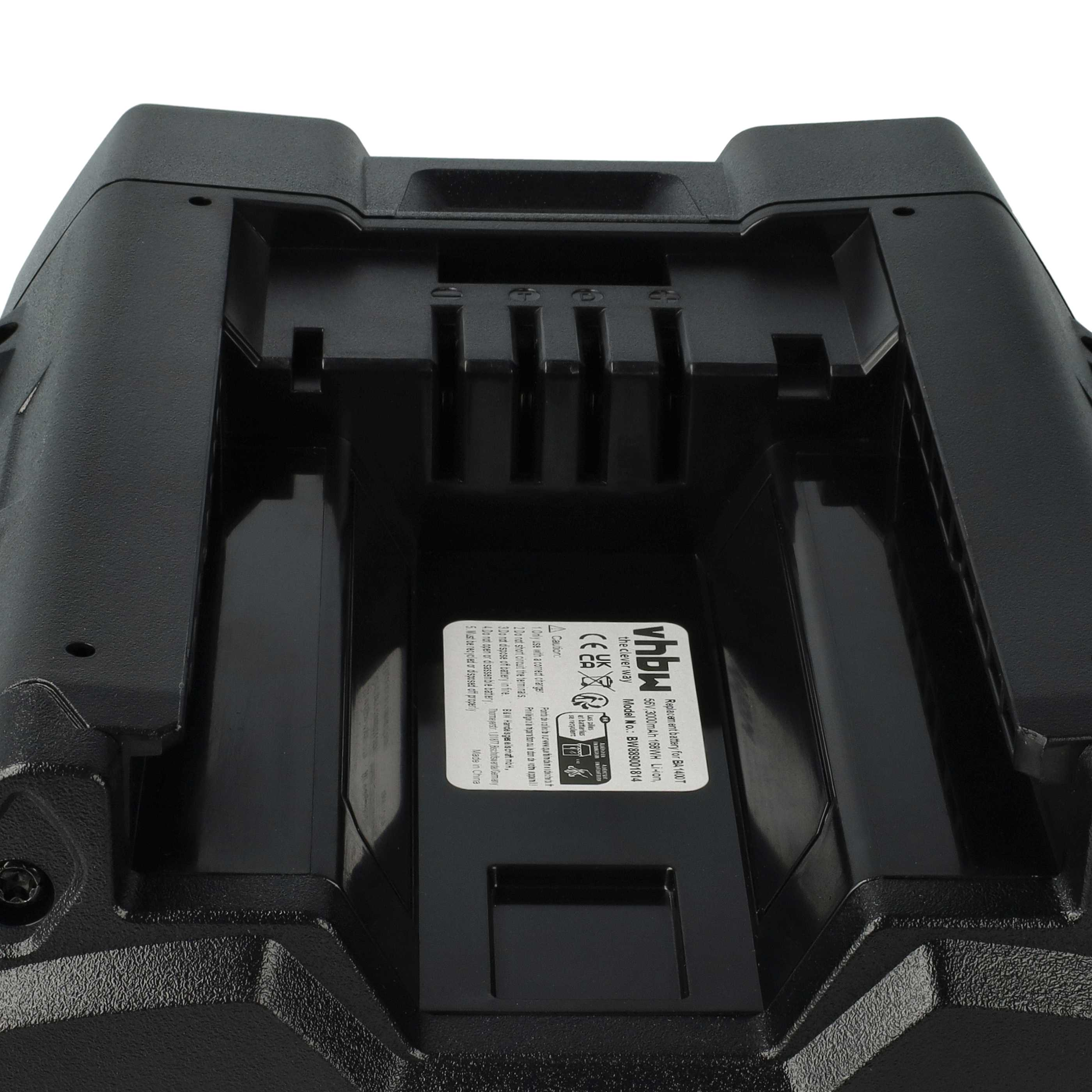 Schwarze Batteriebasis mit Etikett. Das Etikett zeigt den Markennamen, das Modell und Vorsichtssymbole.