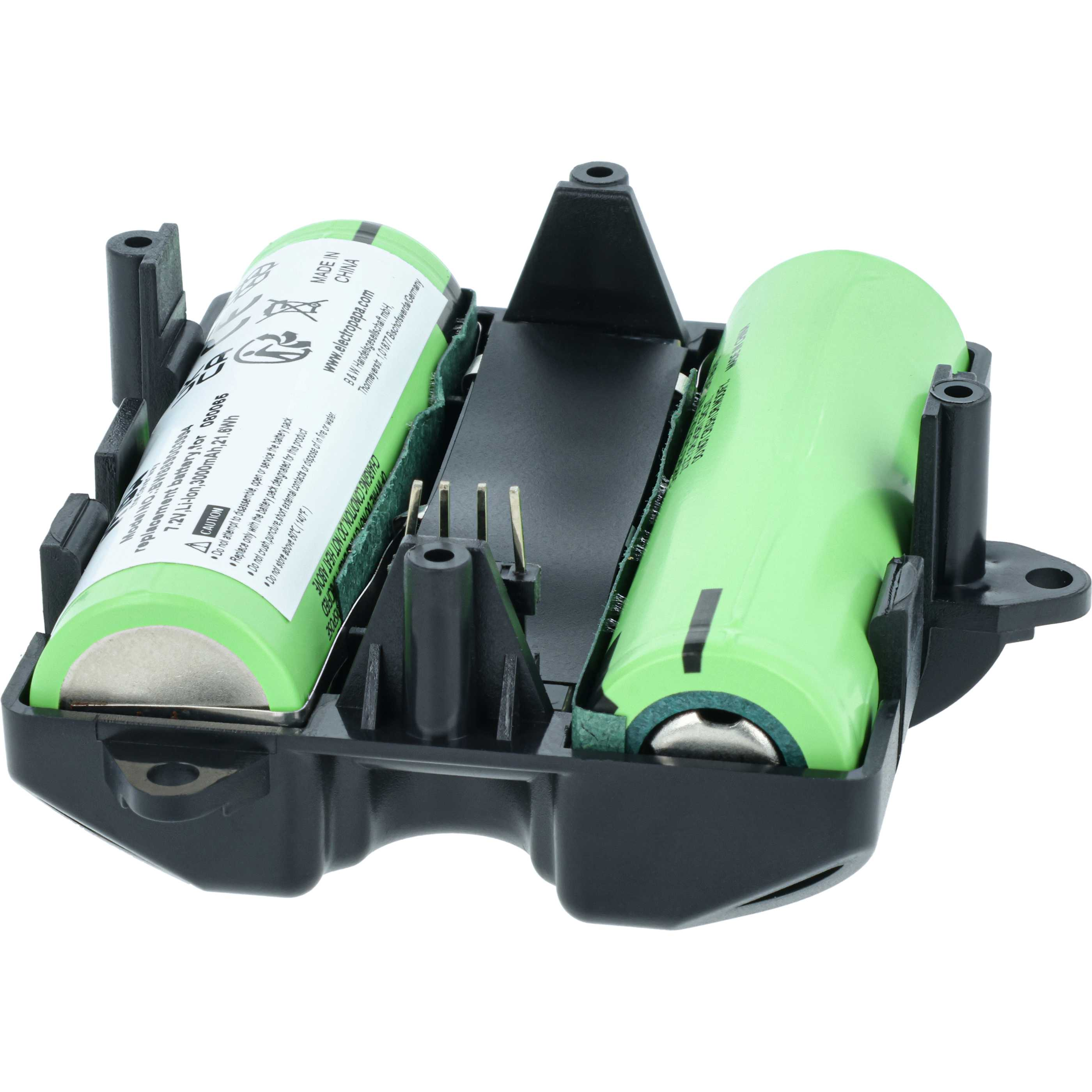 Schwarzer Batteriehalter mit zwei grünen zylindrischen Batterien. Weißer Hintergrund.