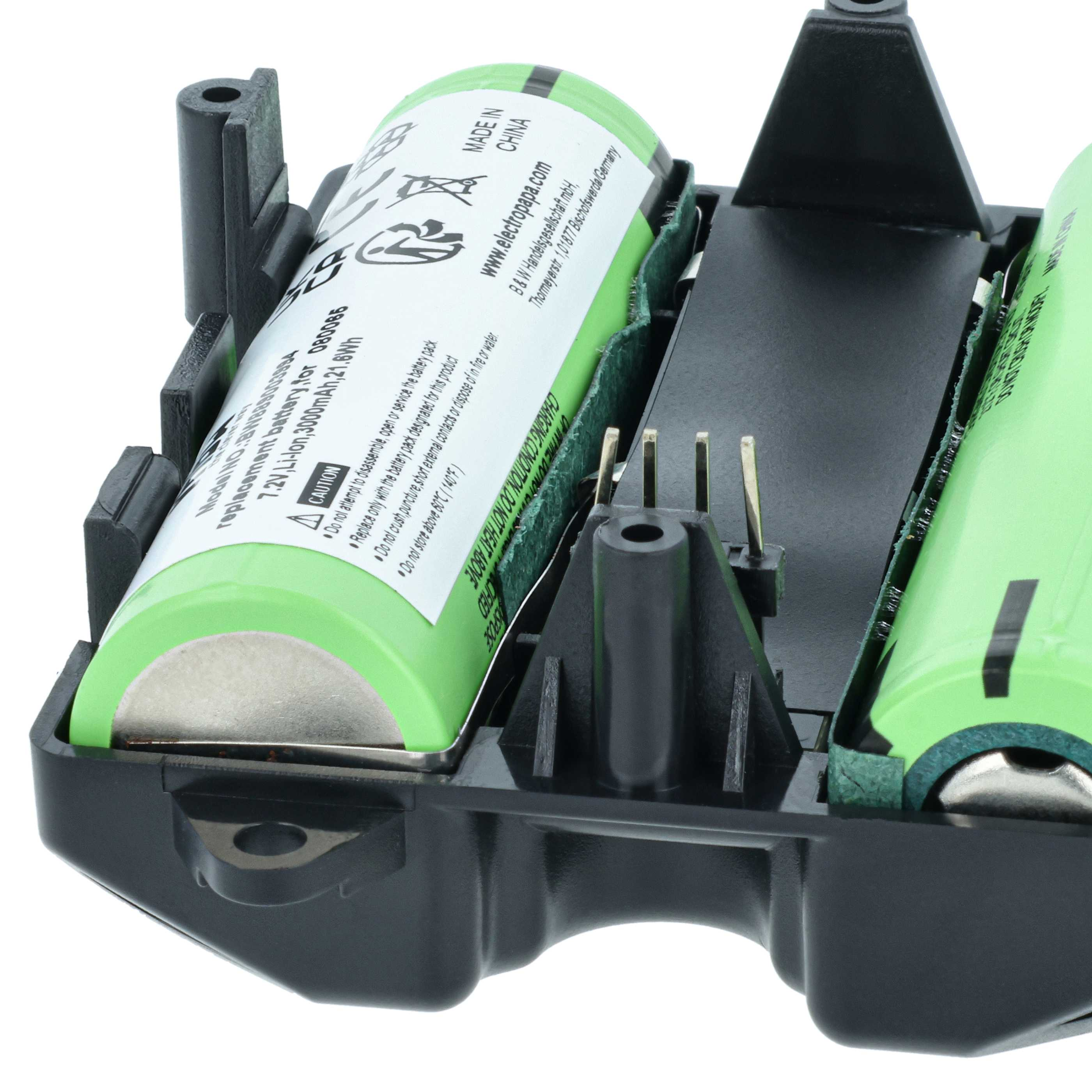 Ein schwarzer Batteriehalter mit zwei grünen zylindrischen Batterien. Eine Batterie hat ein weißes Etikett mit schwarzem Text.