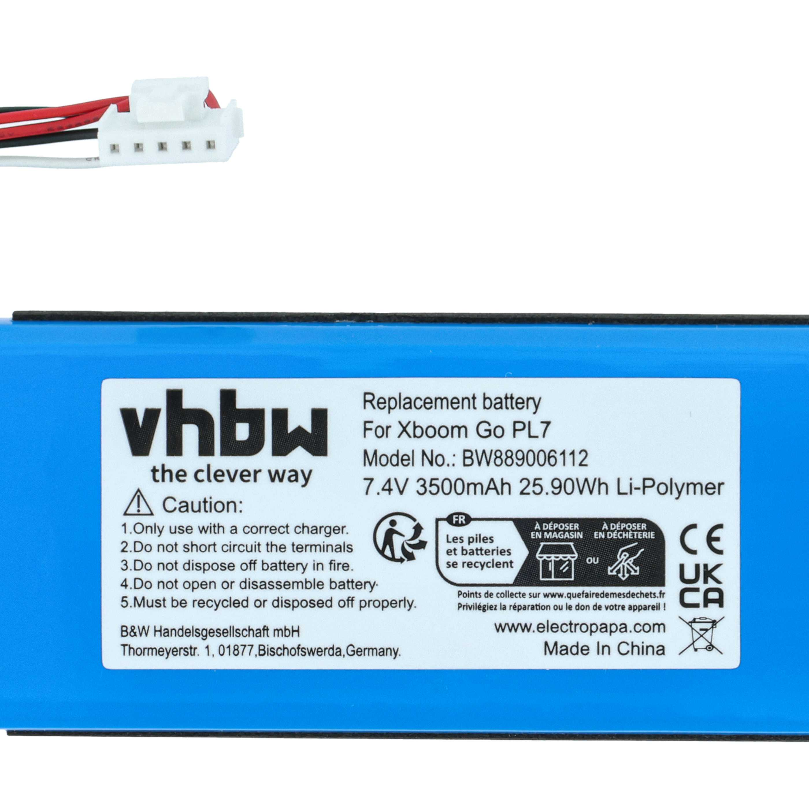 Batteriepack mit weißem Stecker und farbigen Kabeln. Text auf der Batterie enthält Warnungen, Modell und Recycling-Symbole.
