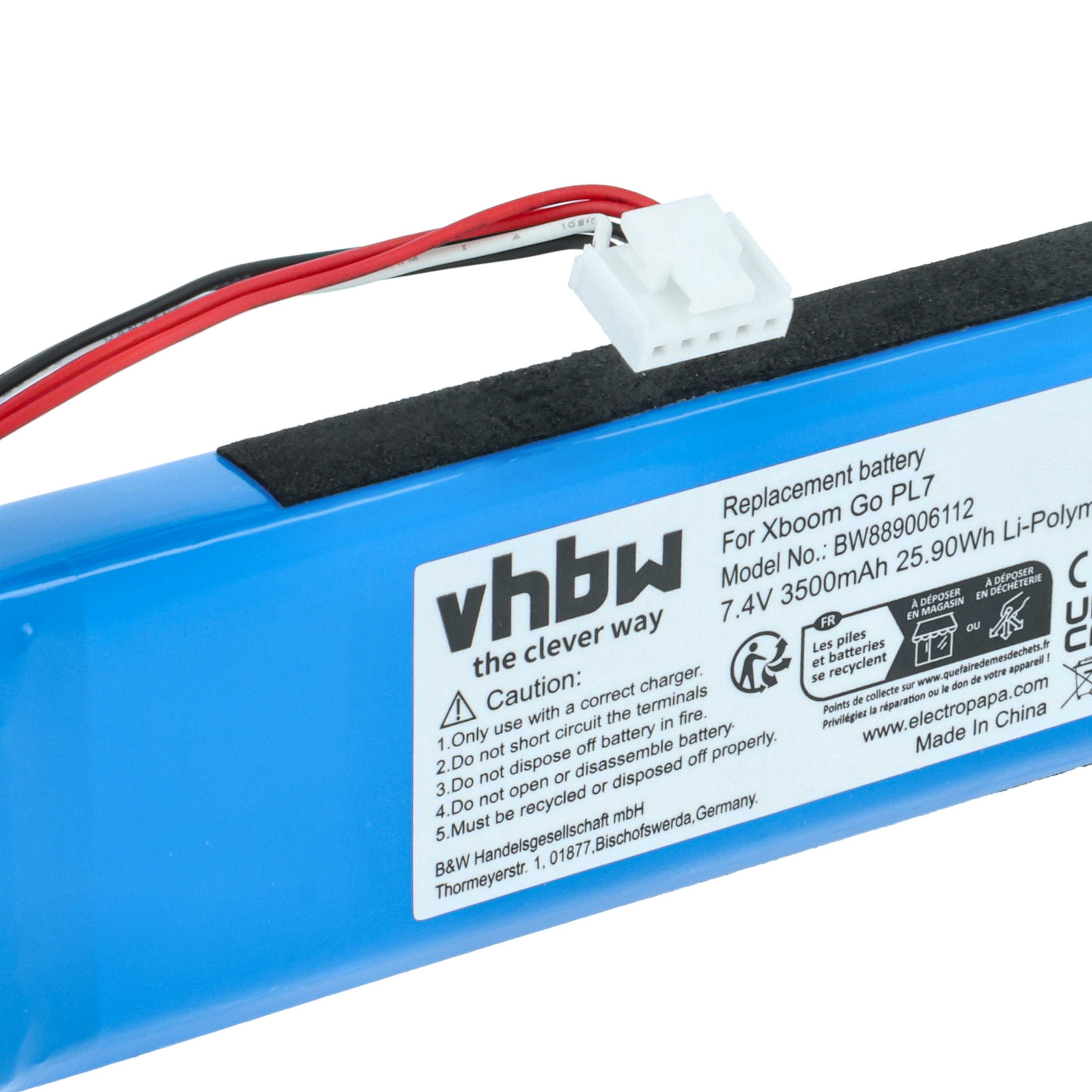 Ein blauer Akku mit weißem Stecker und farbigen Drähten. Text: 'vhbw', 'Vorsicht' und Produktdetails.