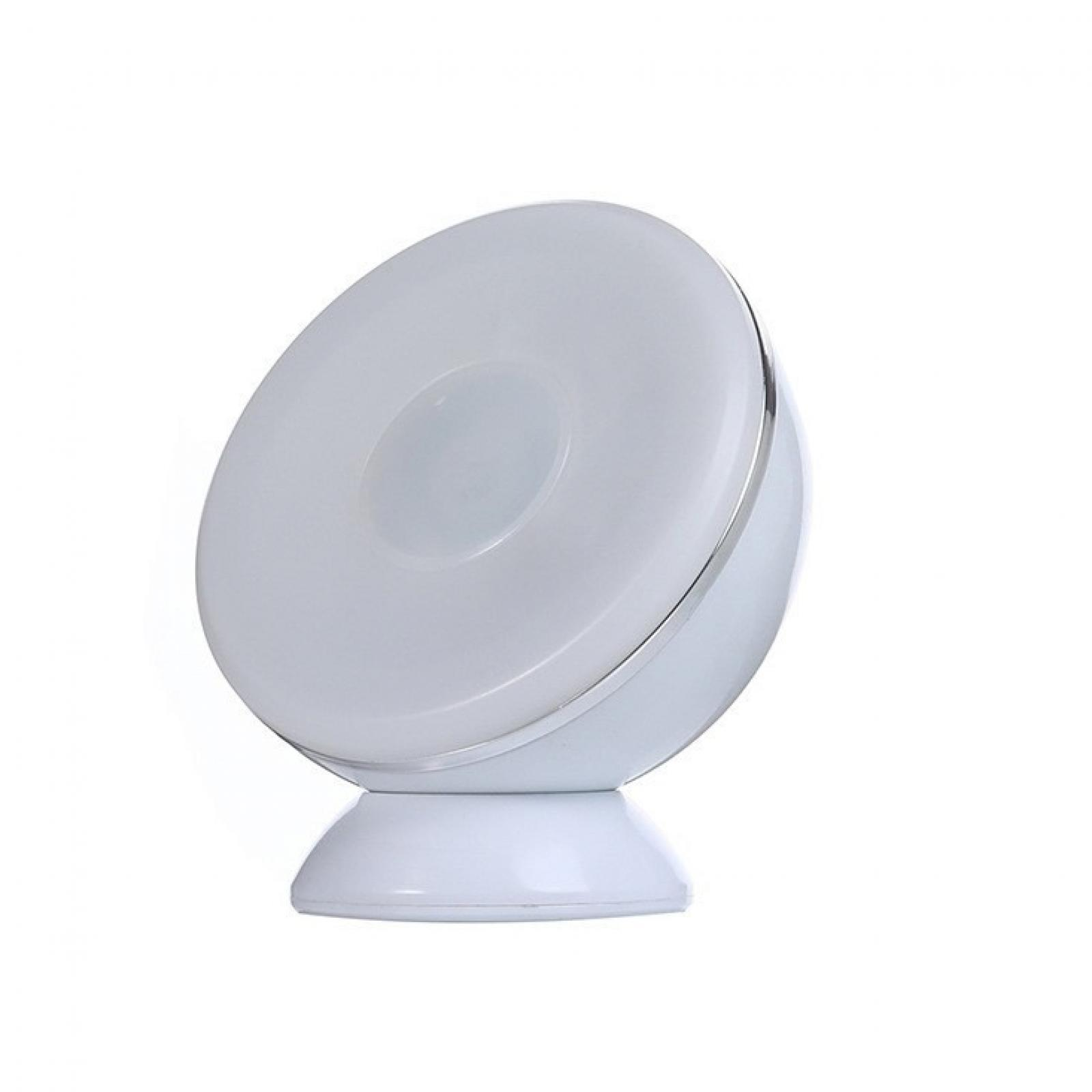 Eine weiße, kreisförmige Lampe mit silbernem Rand steht auf einem weißen Sockel. Der Hintergrund ist weiß.