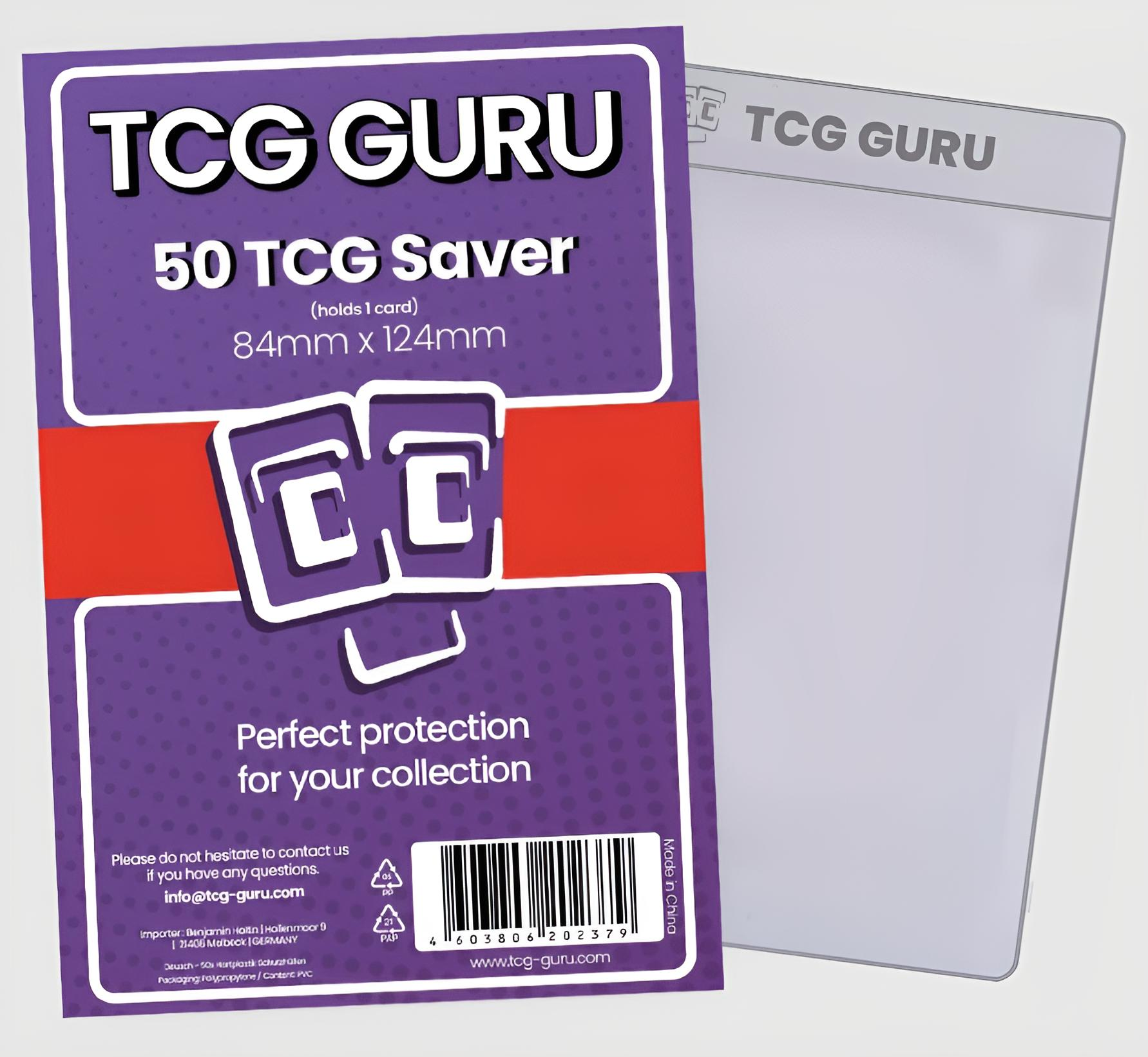 Eine TCG Guru Karten-Saver-Verpackung, lila mit weißem Text. Daneben eine klare Kartenhülle.