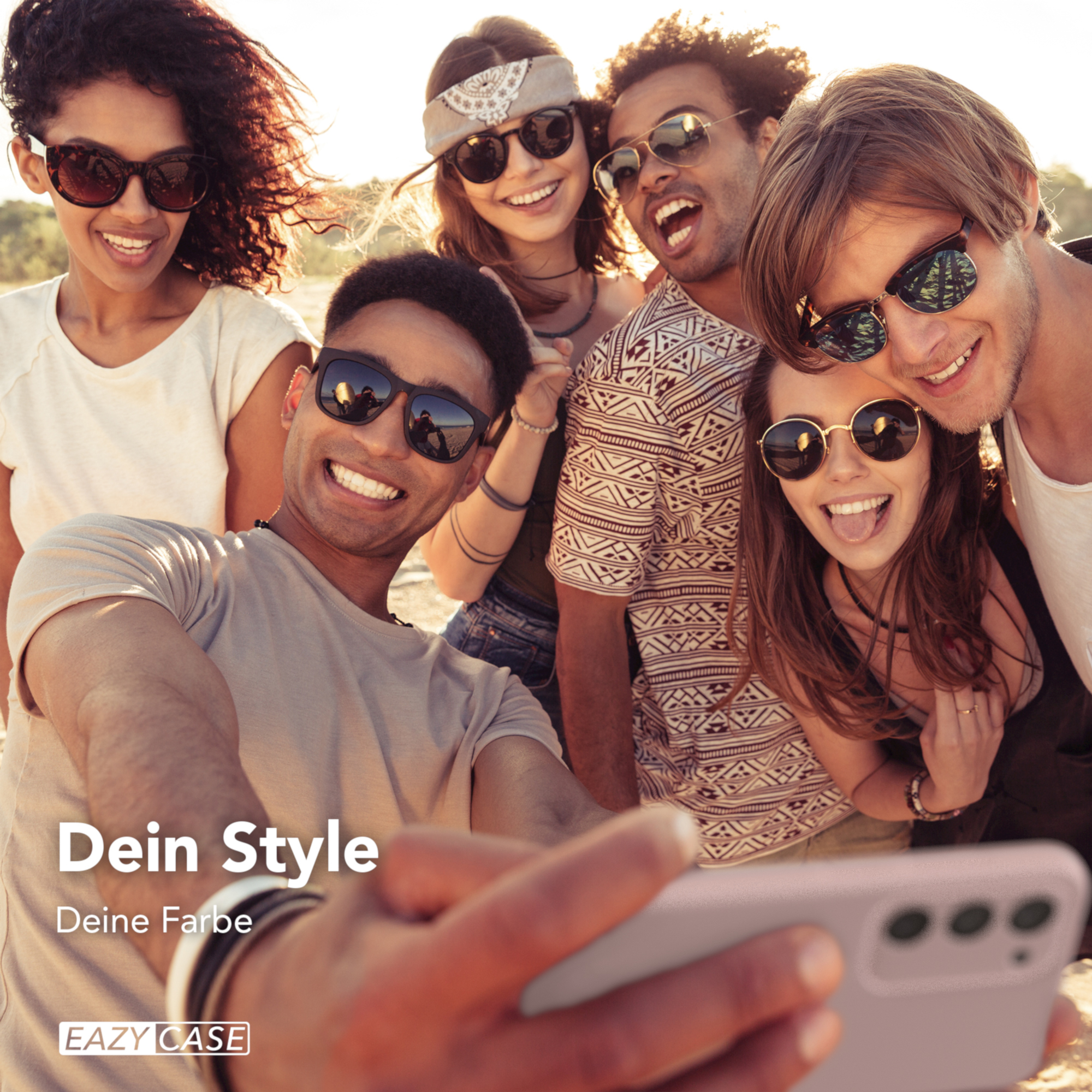 Eine Gruppe von Freunden macht ein Selfie mit einem Telefon. Sie lächeln und tragen Sonnenbrillen. Der Hintergrund ist verschwommen.