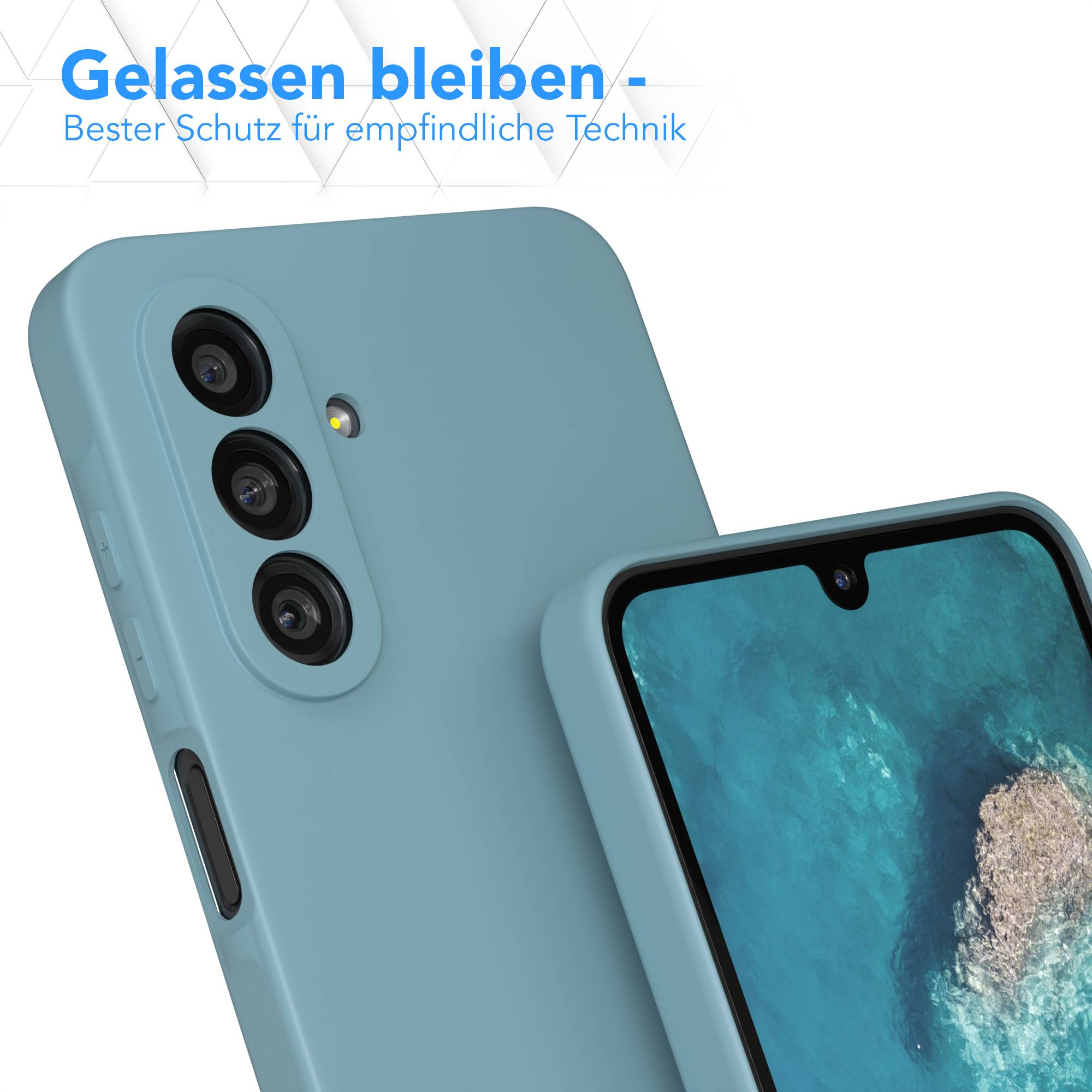 Eine hellblaue Handyhülle mit mehreren Kameras. Der Bildschirm zeigt einen blauen Ozean mit Felsen.