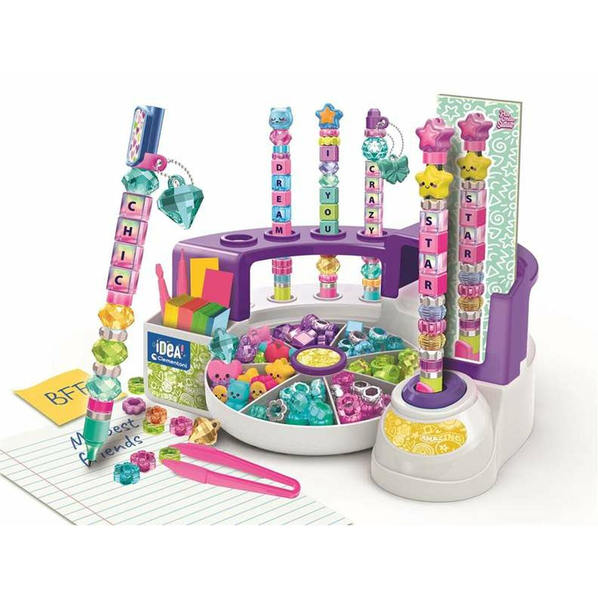 Un kit di perline con perline colorate, pali con lettere, pinzette e un blocco note. Ha una base viola e dettagli bianchi.
