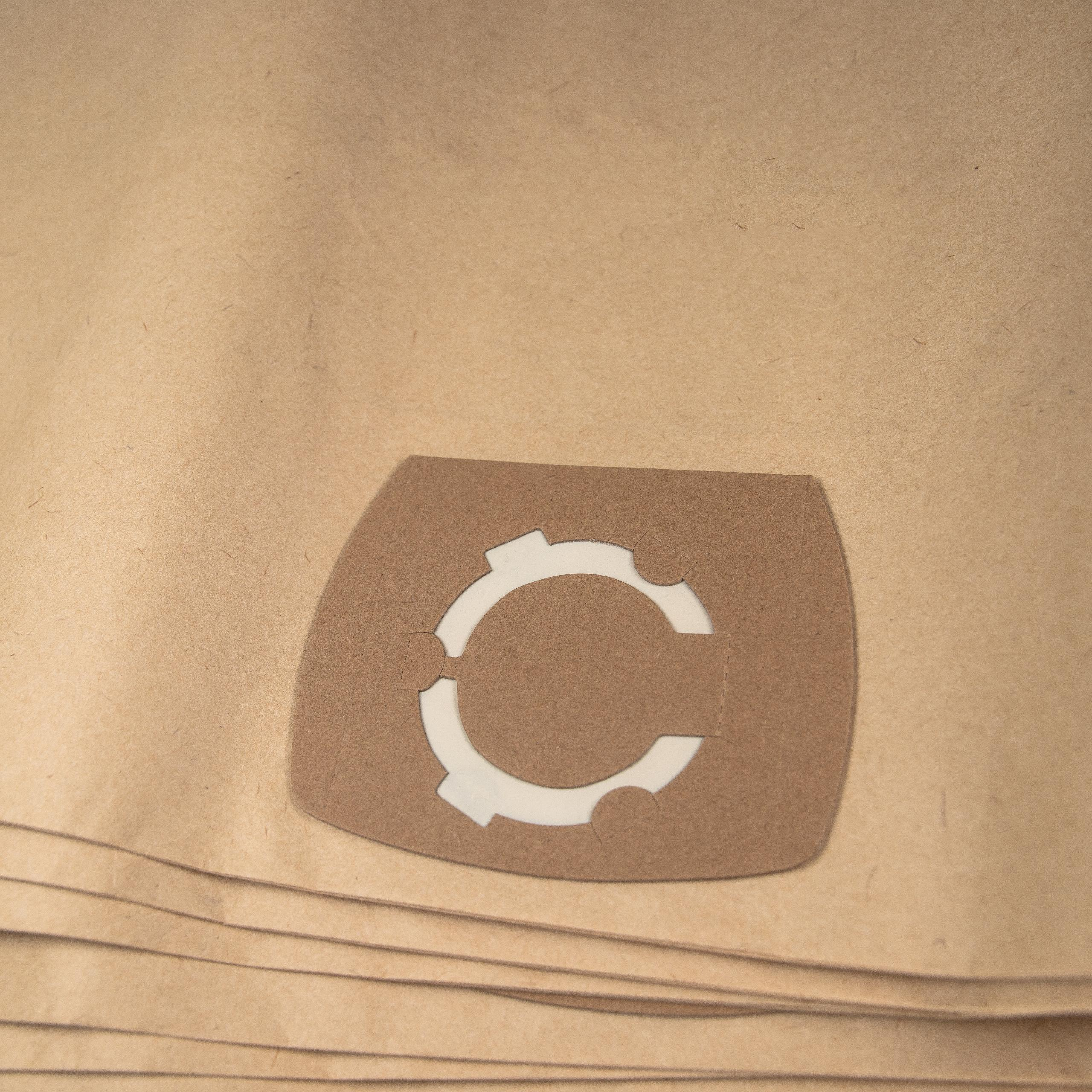 Ein Staubsaugerbeutel aus Papier mit einem braunen Zahnradlogo auf der Vorderseite. Der Beutel ist gestapelt.