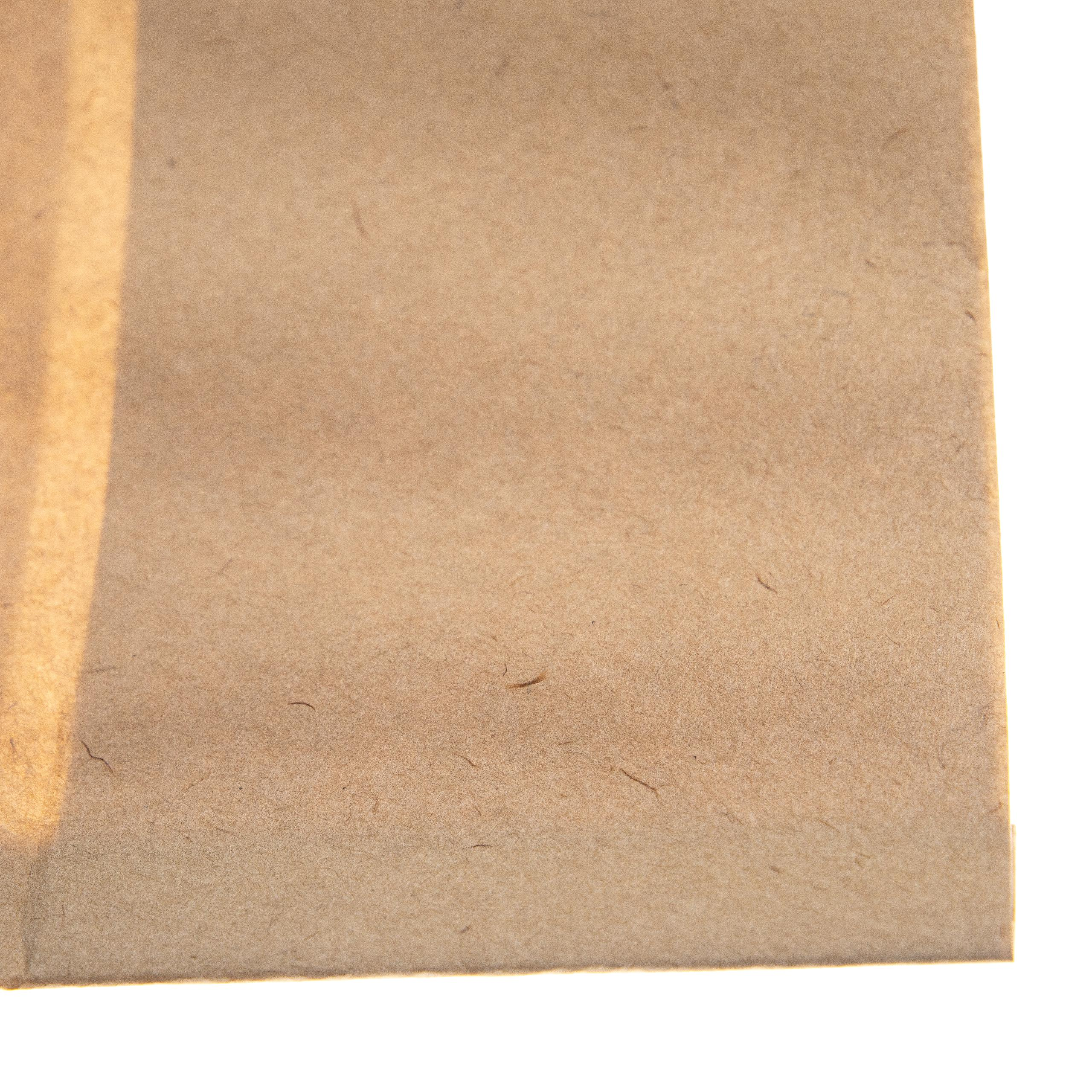 Nahaufnahme von braunem Papier mit leichtem Schatten auf der linken Seite vor weißem Hintergrund.