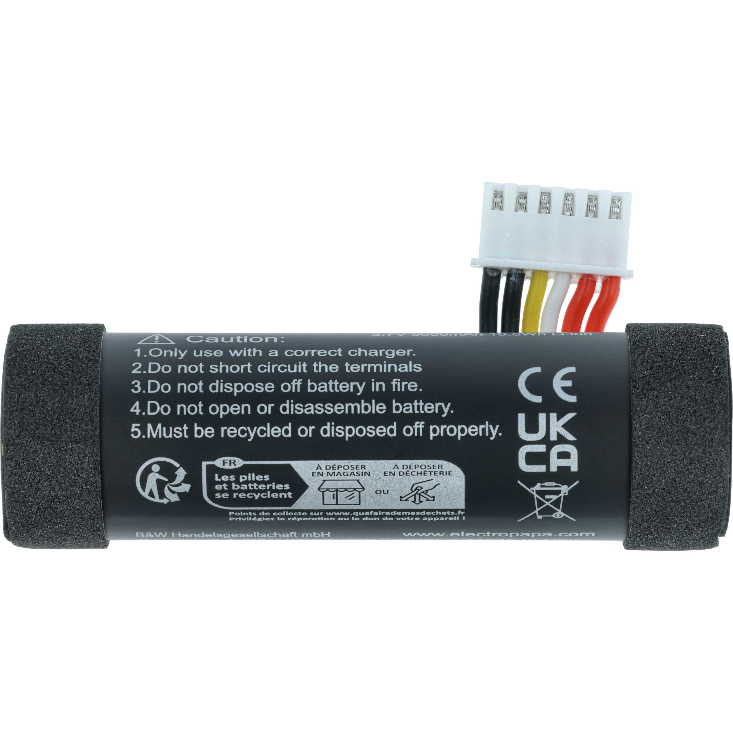 Ein schwarzer Akku mit weißem Stecker, schwarzen, gelben, roten und weißen Drähten. Text auf Französisch und Englisch.