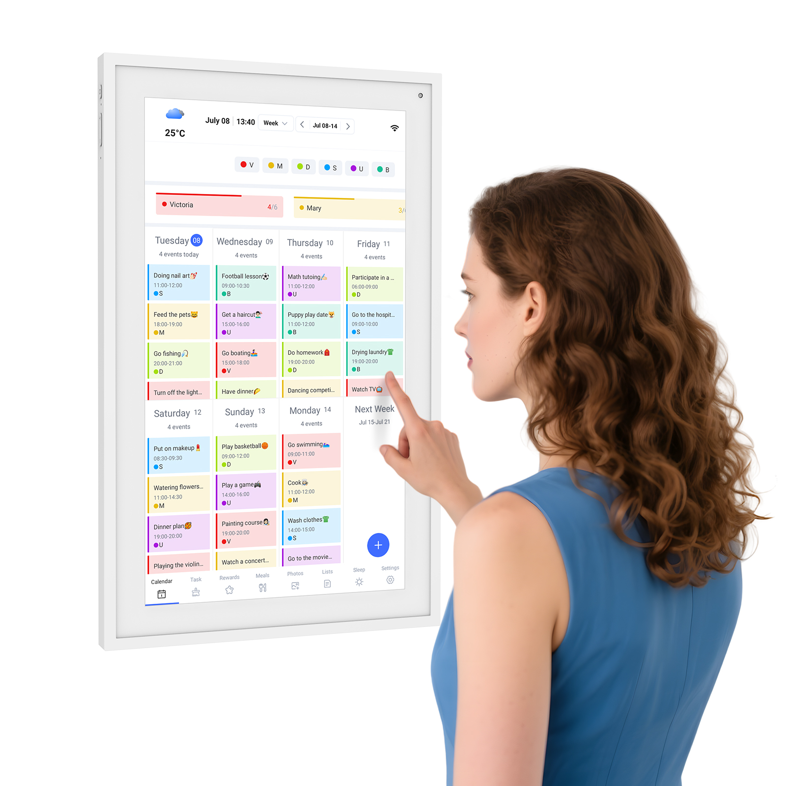 Una mujer señala un calendario digital que muestra eventos diarios. La pantalla muestra un horario con varias actividades.