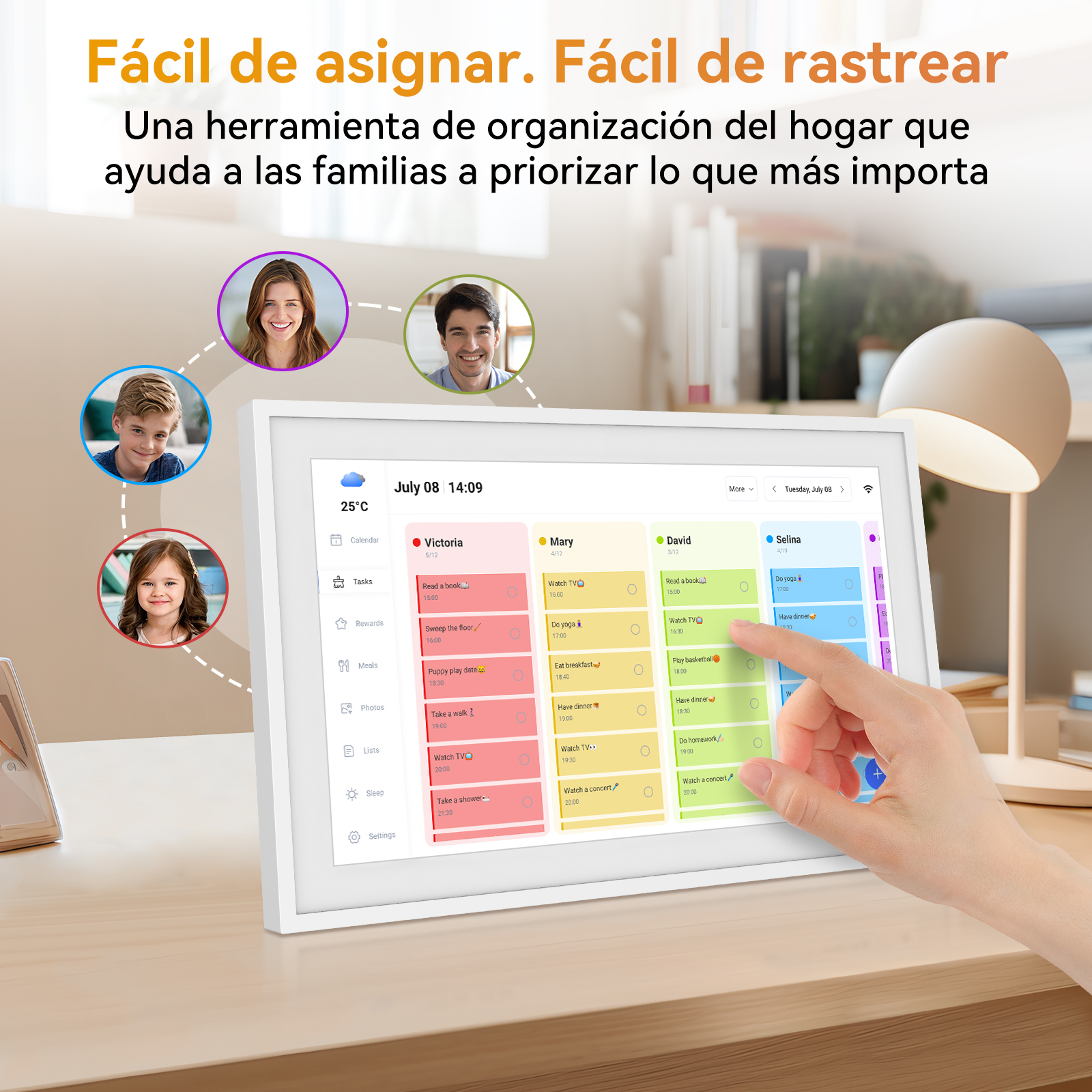 Una mano toca un organizador familiar digital que muestra un horario. Las caras de los miembros de la familia están encima de la pantalla.