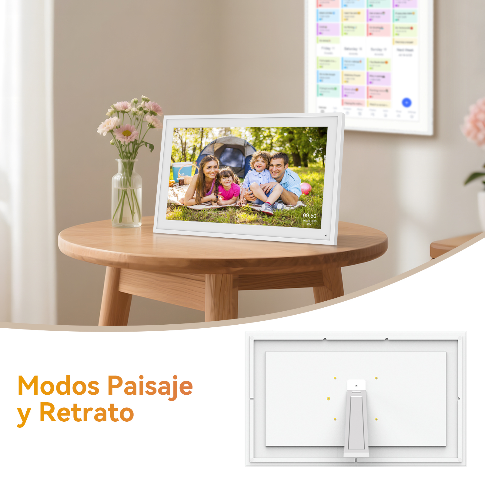 Una foto familiar en un marco blanco. Una mesa de madera sostiene el marco y un jarrón de flores. También se muestra la parte trasera de un marco.