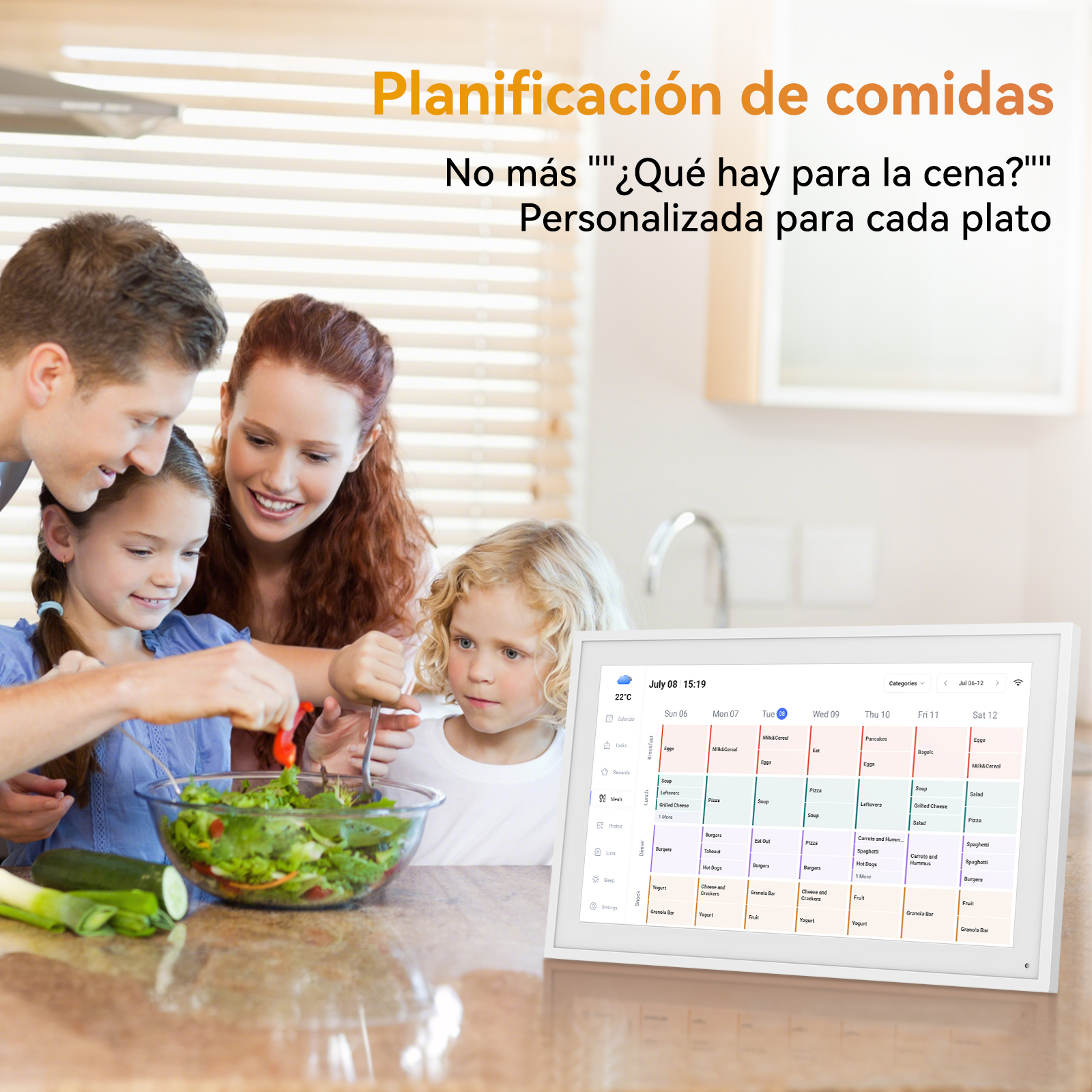 Una familia prepara una ensalada. Una pantalla muestra un plan de comidas. Texto: 'Planificación de comidas' y '¿Qué hay para cenar?'